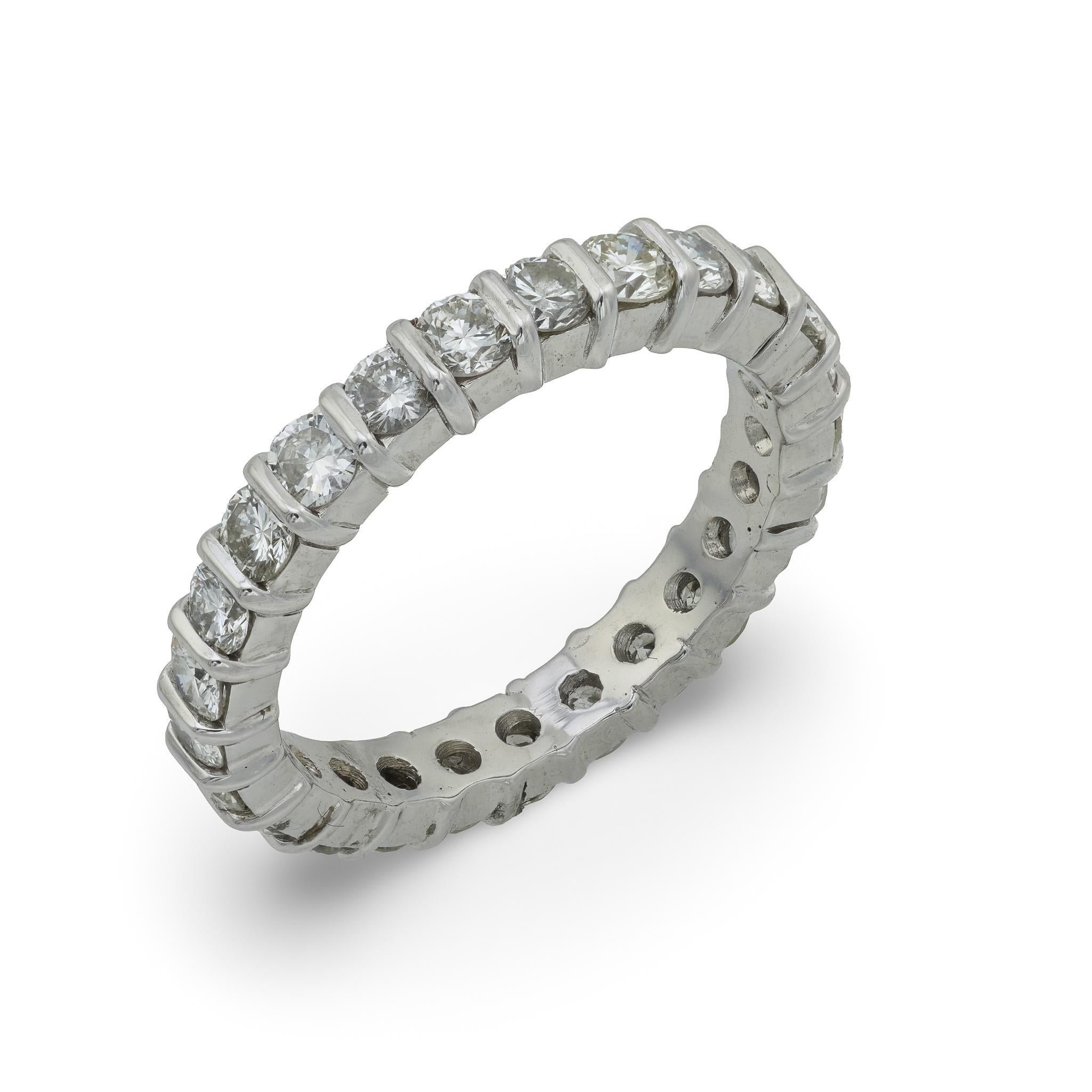 Dieses Vintage-Band aus 18 Karat Weißgold aus den 1990er Jahren glänzt mit 25 runden Diamanten im Brillantschliff mit einem Gewicht von etwa 2,00 Karat. Die Diamanten mit der Farbe G-H und der Reinheit VS schimmern kontinuierlich über das Band und