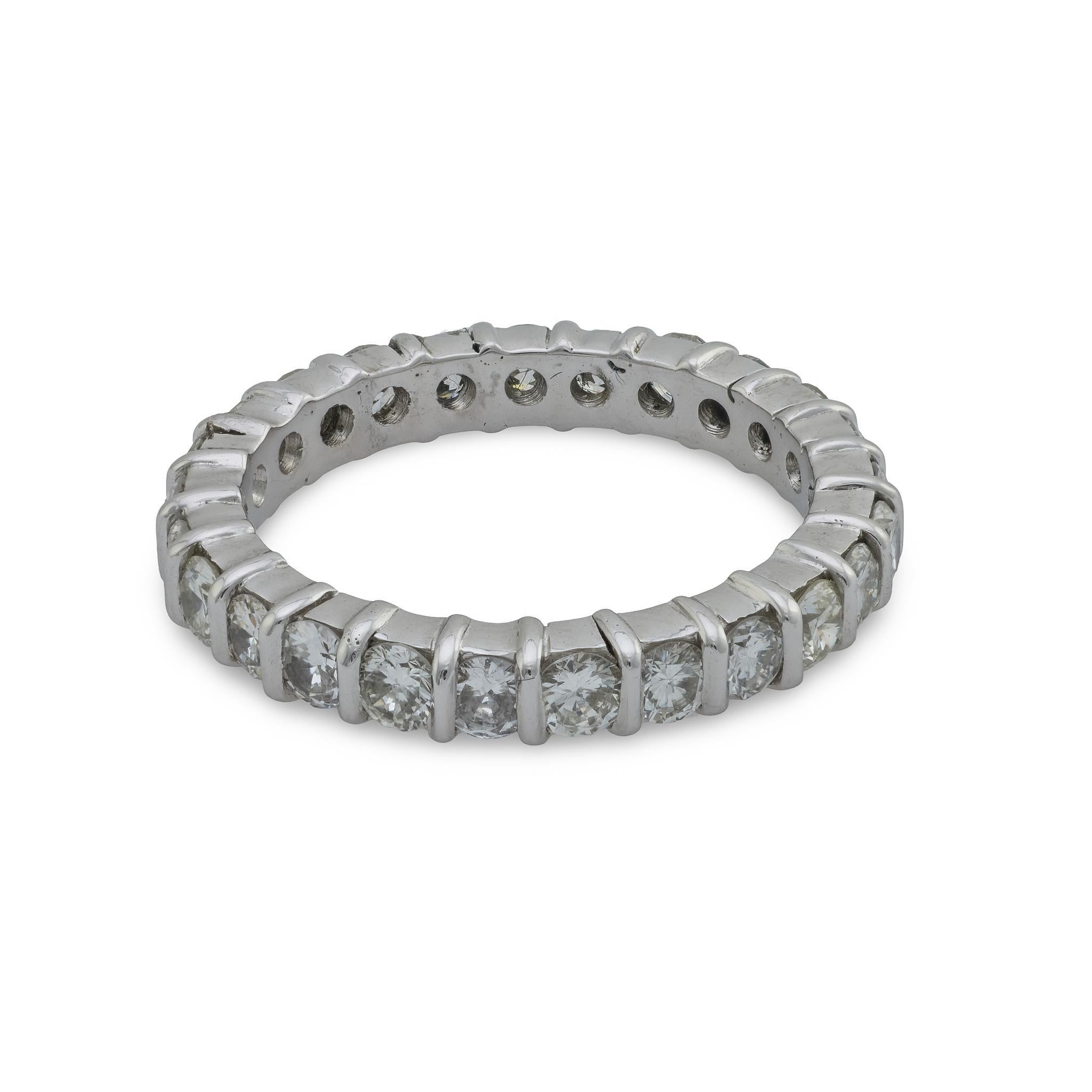 Vintage 2 Karat Diamant 18k Weißgold Eternity Band (Brillantschliff) im Angebot