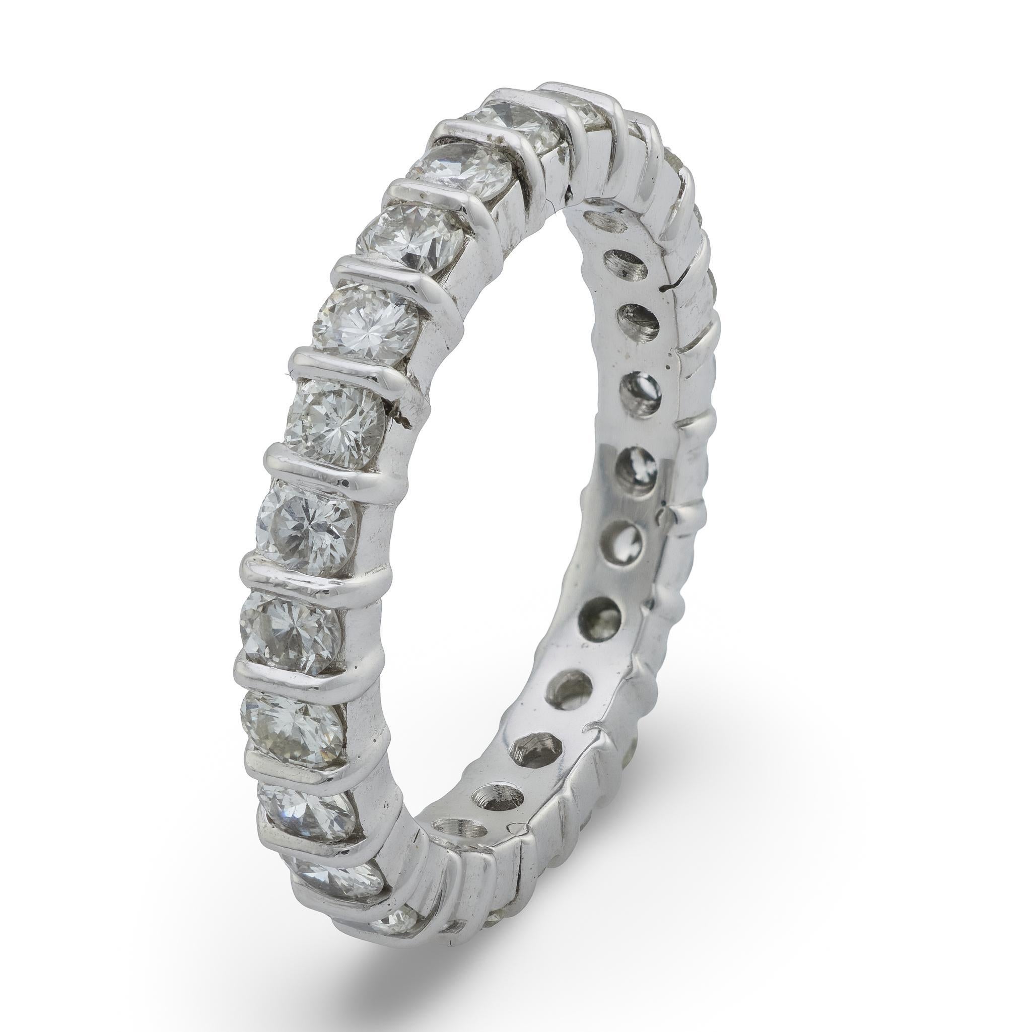 Vintage 2 Karat Diamant 18k Weißgold Eternity Band im Angebot 1