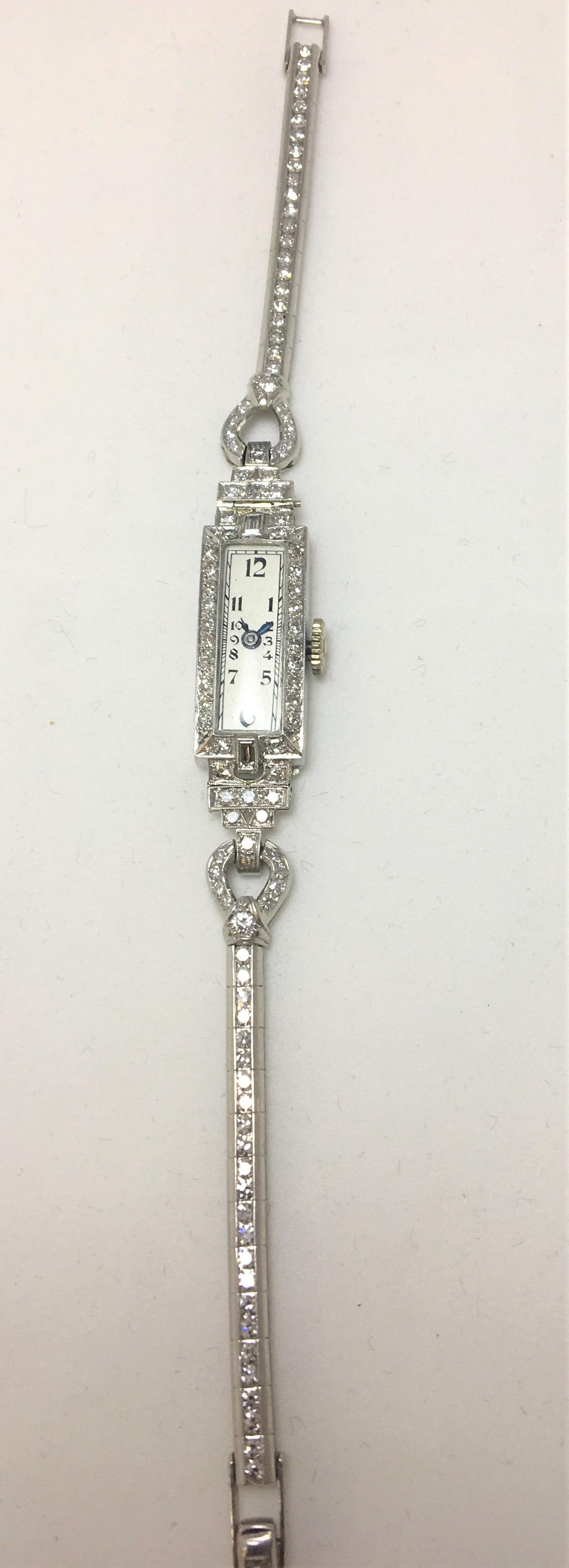 Dünne Uhr aus Platin mit 2 Karat Diamanten (Art déco) im Angebot