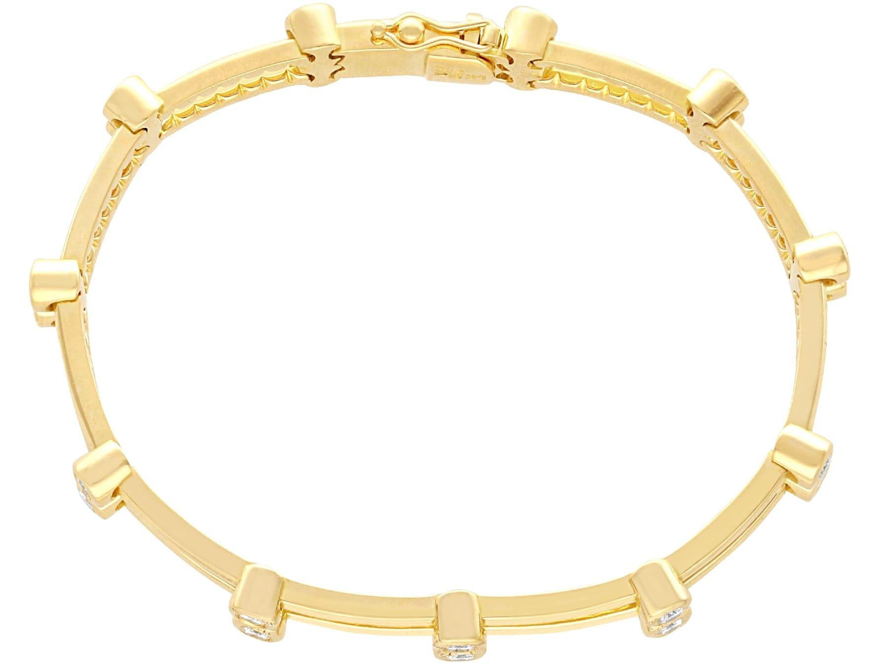 Round Cut Vintage 2 Carat Diamond and Yellow Gold Bracelet For Sale