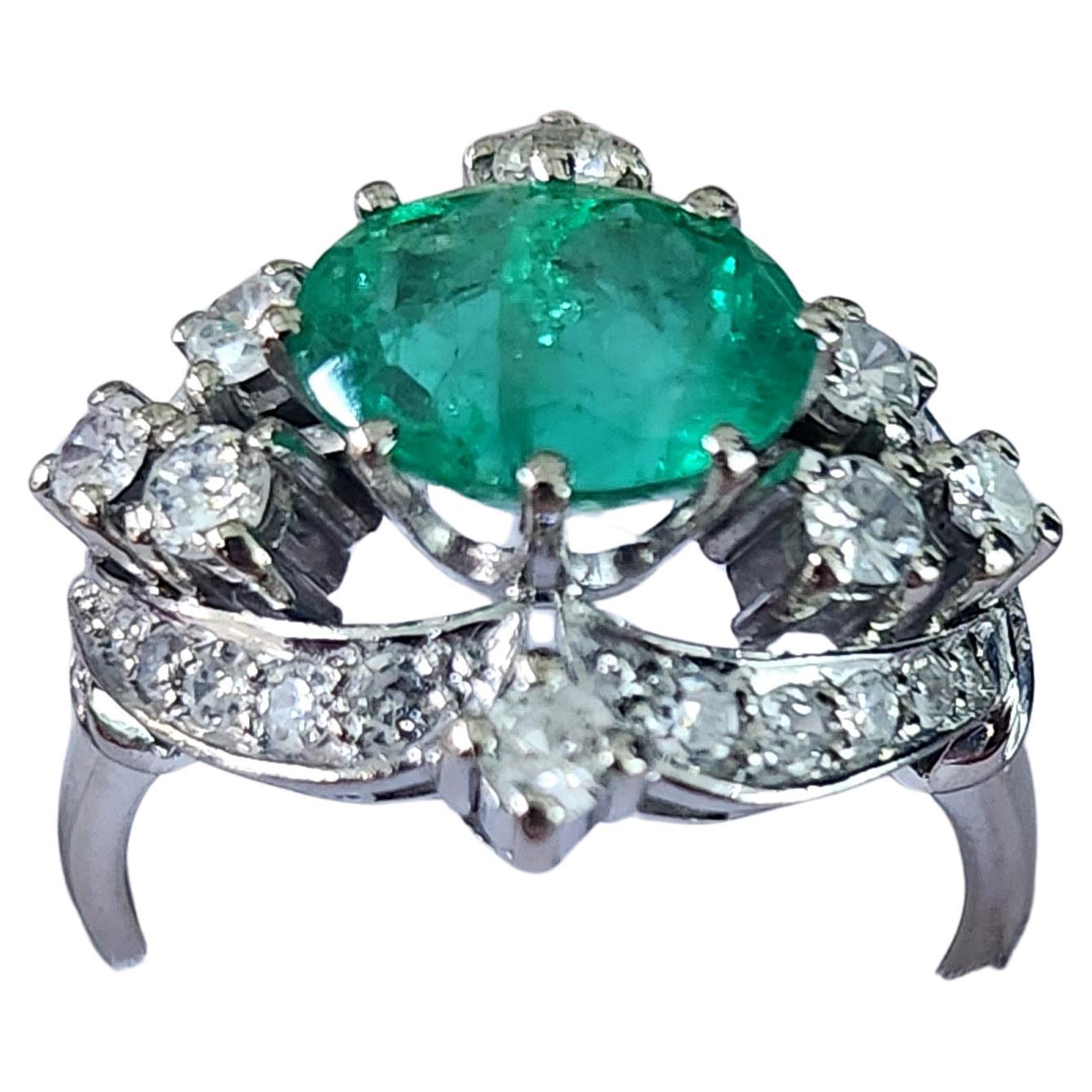 Vintage 18k Weißgold Ring zentriert mit natürlichen grünen Smaragd Schätzung Gewicht von 2 Karat kolumbianischen grünen Farbe flankiert mit Brillanten H Farbe weiß Schätzung Gewicht 0,60 Karat 