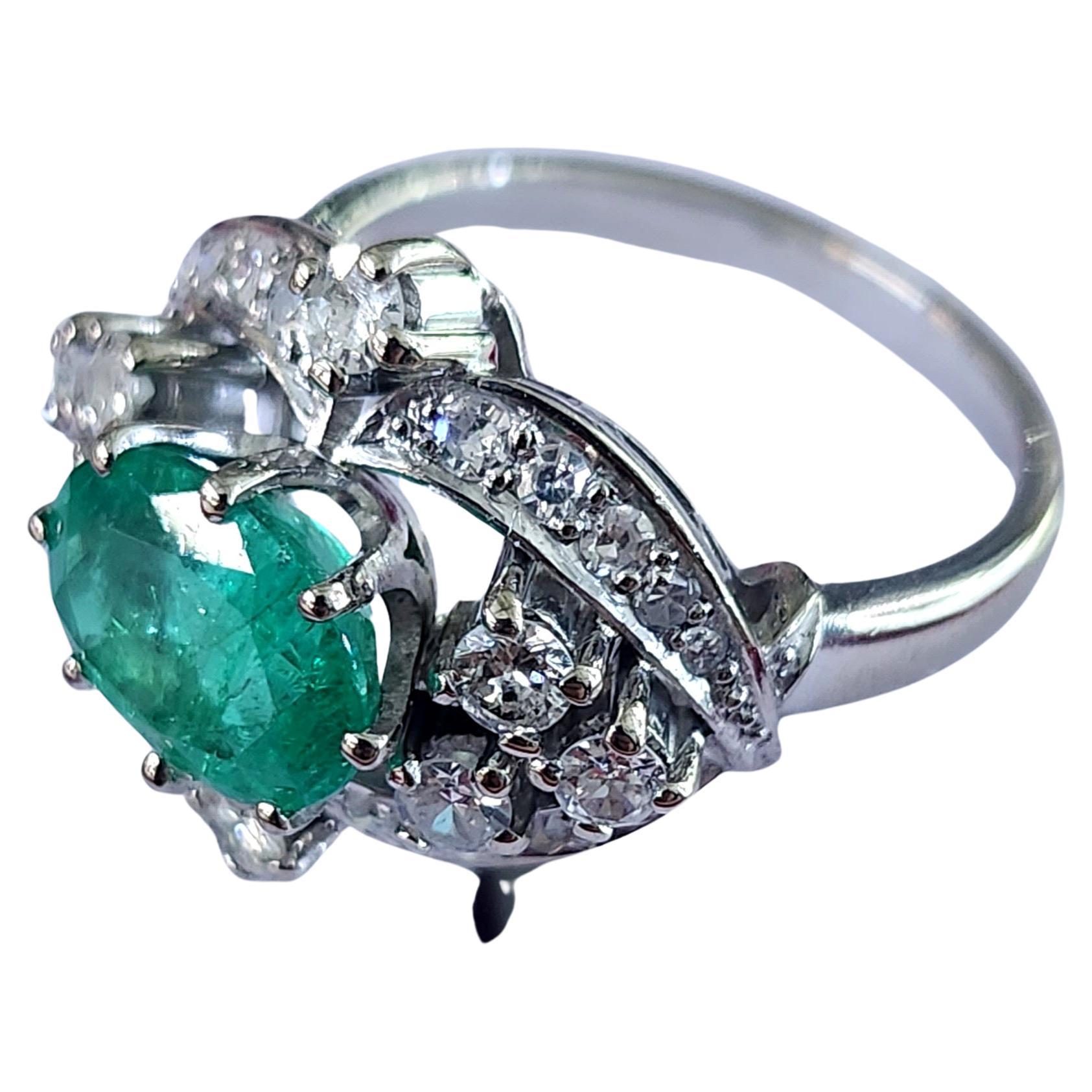 Vintage 2 Carat Emerald And Diamond Gold Ring In Good Condition For Sale In Cairo, EG