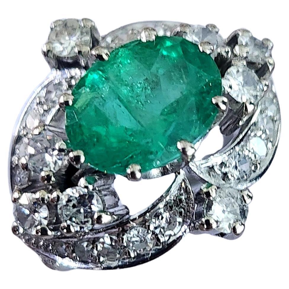 Women's Vintage 2 Carat Emerald And Diamond Gold Ring For Sale
