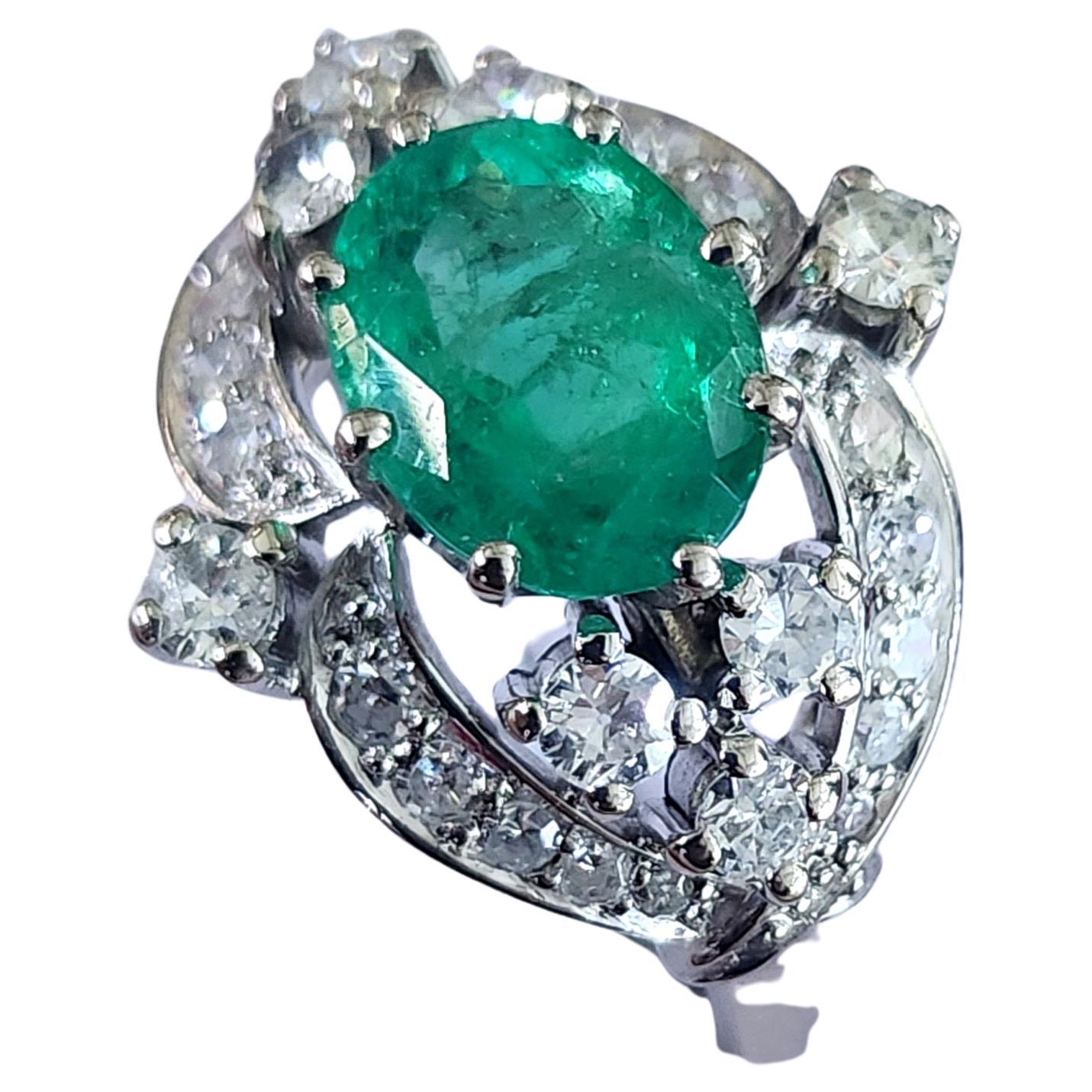 Vintage 2 Carat Emerald And Diamond Gold Ring For Sale 1