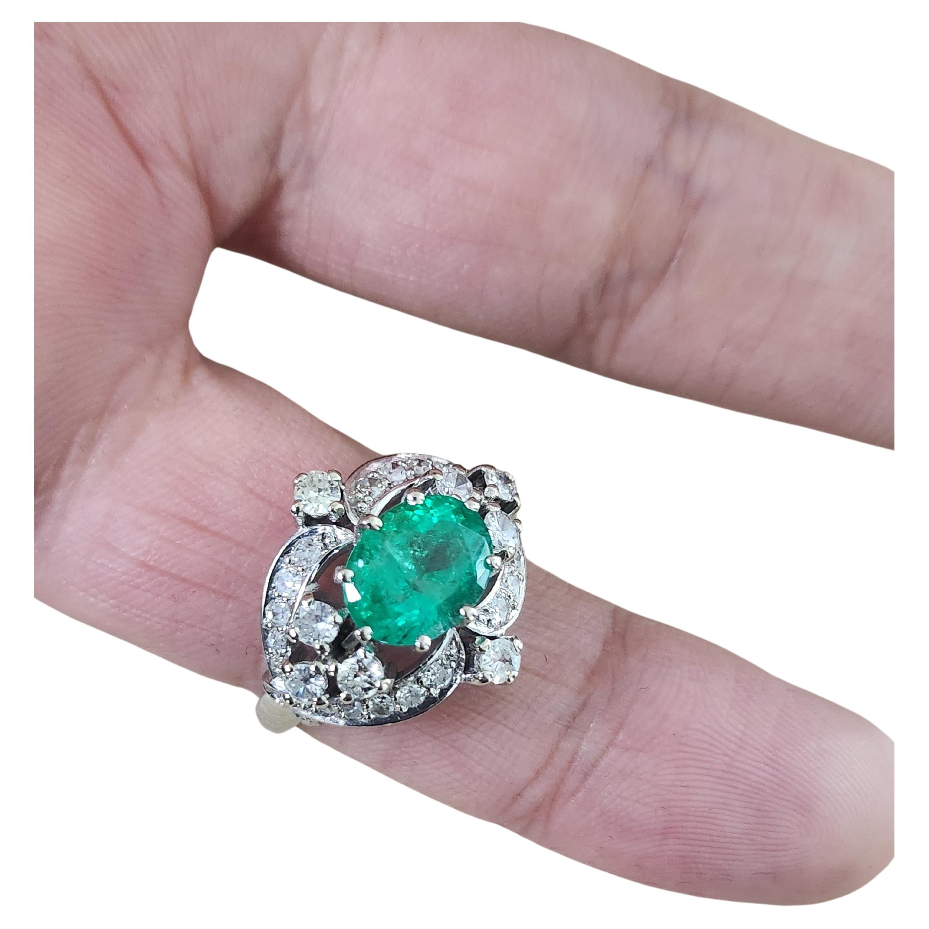 Vintage 2 Carat Emerald And Diamond Gold Ring For Sale 2