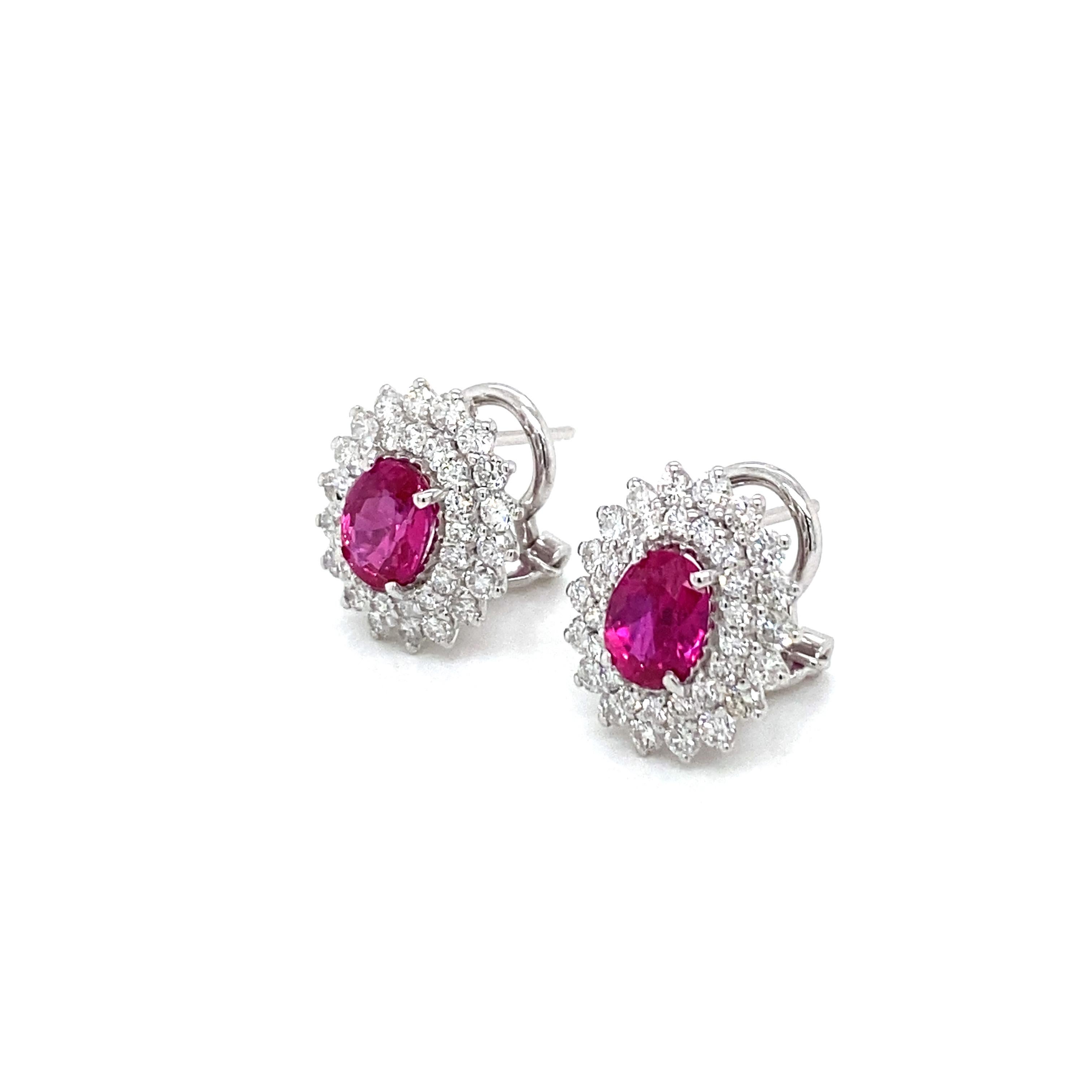 Vintage 2 Carat Ruby Diamond Gold Cluster Stud Earrings In Excellent Condition For Sale In Napoli, Italy