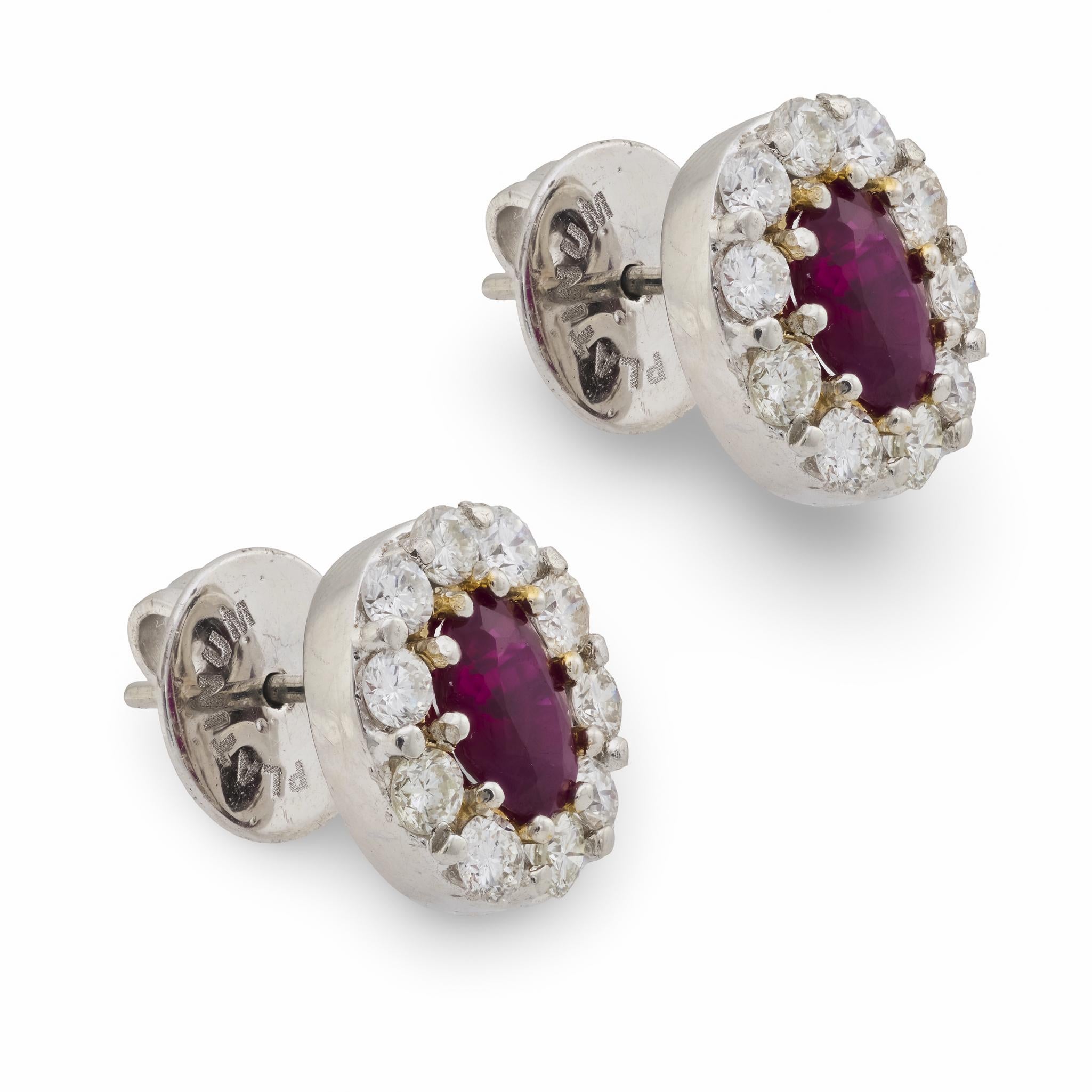 Pendientes vintage de racimo de rubíes, diamantes y platino de 2 quilates Moderno en venta