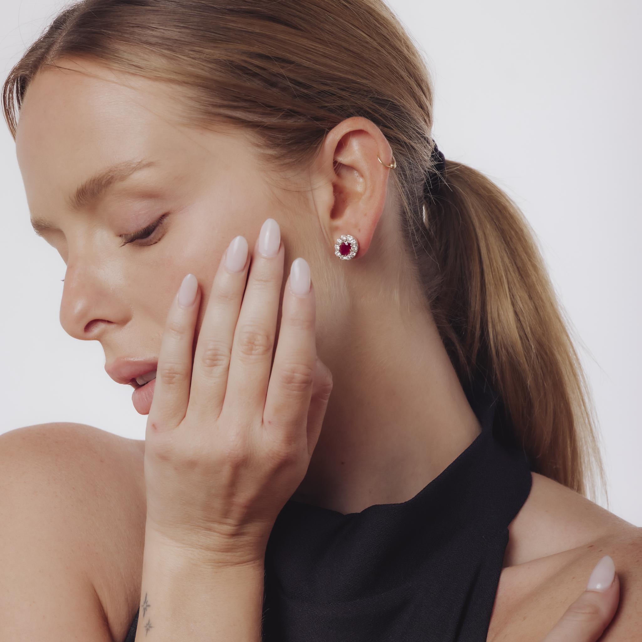 Pendientes vintage de racimo de rubíes, diamantes y platino de 2 quilates Corte oval en venta