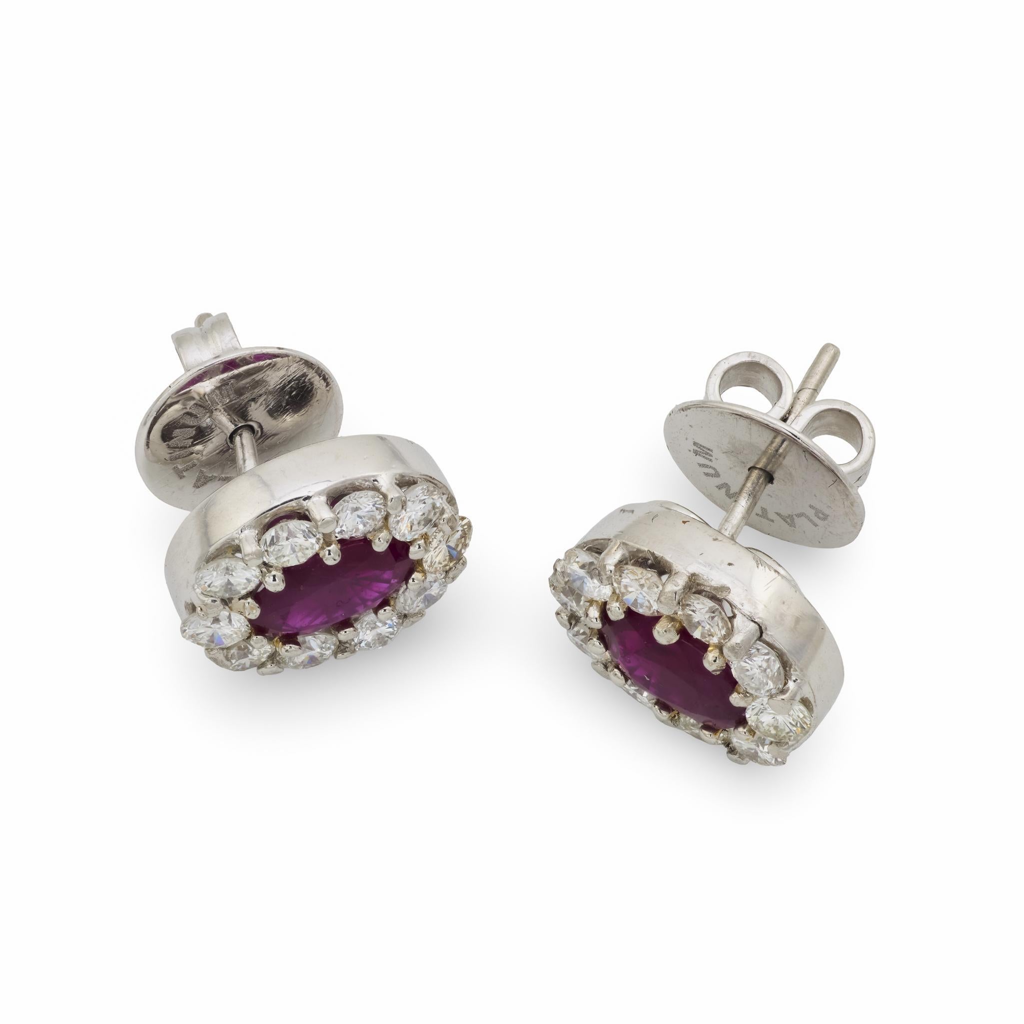 Pendientes vintage de racimo de rubíes, diamantes y platino de 2 quilates en Bueno estado para la venta en Beverly Hills, CA