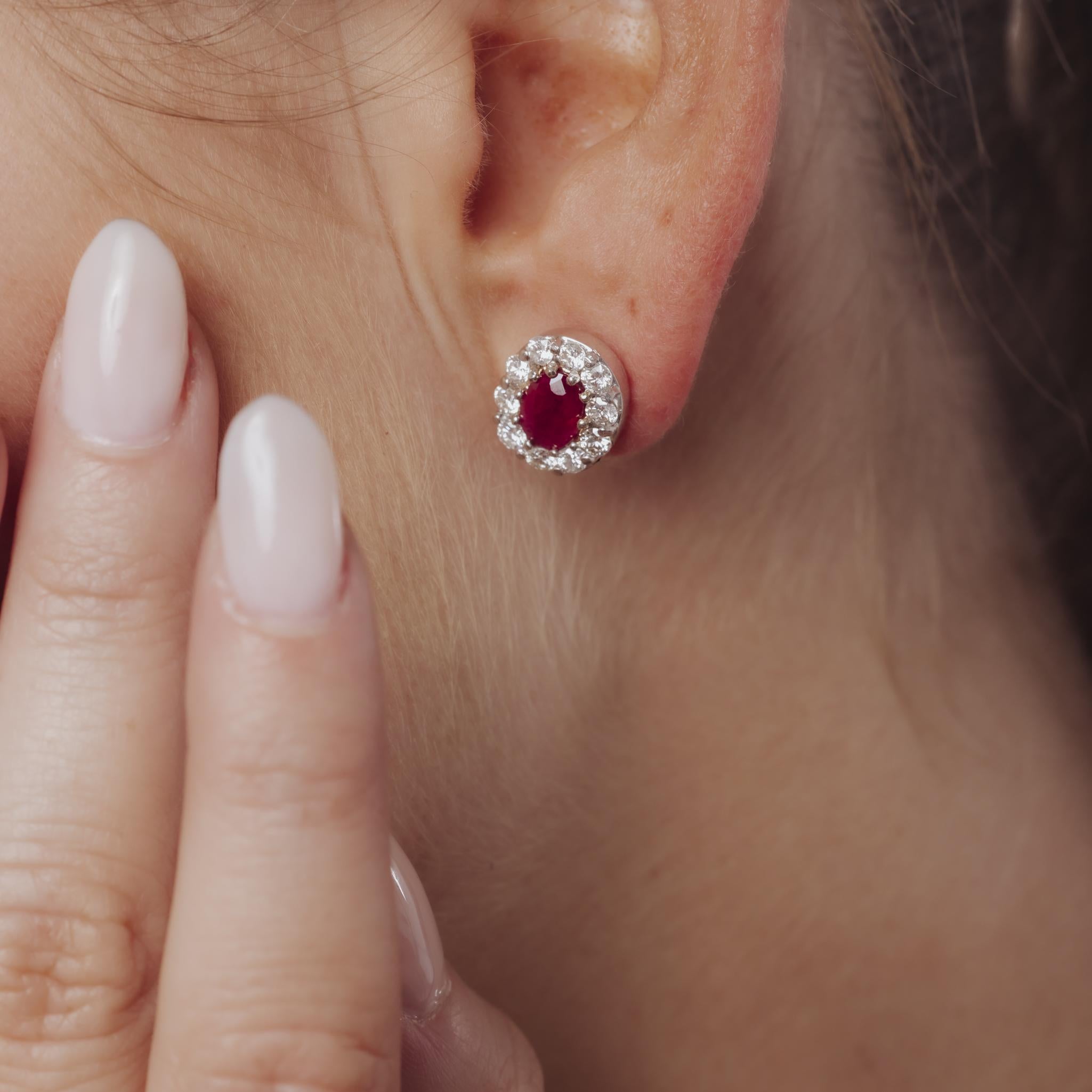 De las mujeres Pendientes vintage de racimo de rubíes, diamantes y platino de 2 quilates en venta