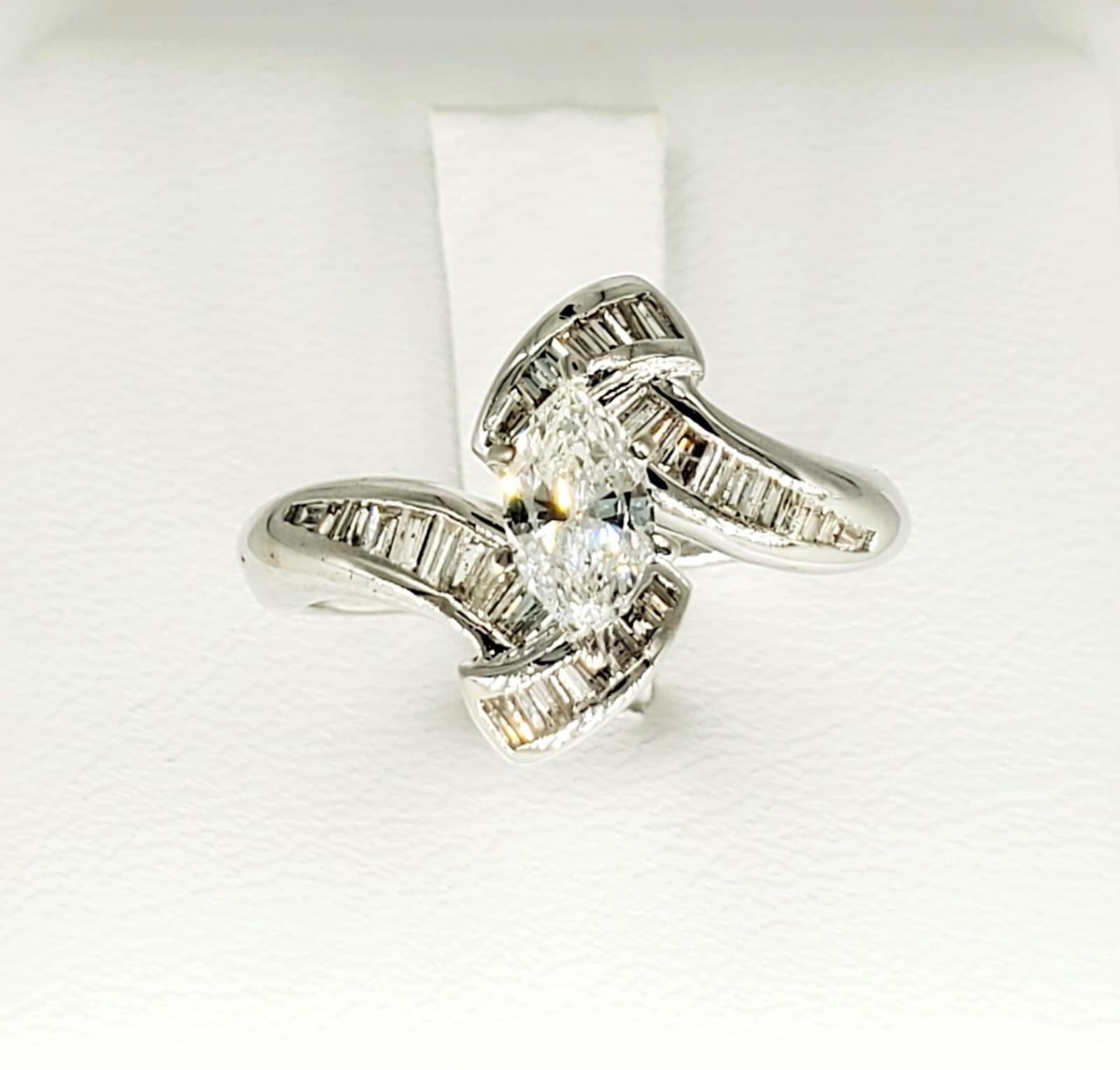 Vintage 2 Carat VS/I Marquise Diamonds Swivel Engagement Ring. Le diamant central marquise pèse environ 0,60 carat et est de pureté VS/I. Les diamants baguettes coniques qui l'entourent pèsent environ 1,40 carat. Le magnifique design pivotant est un