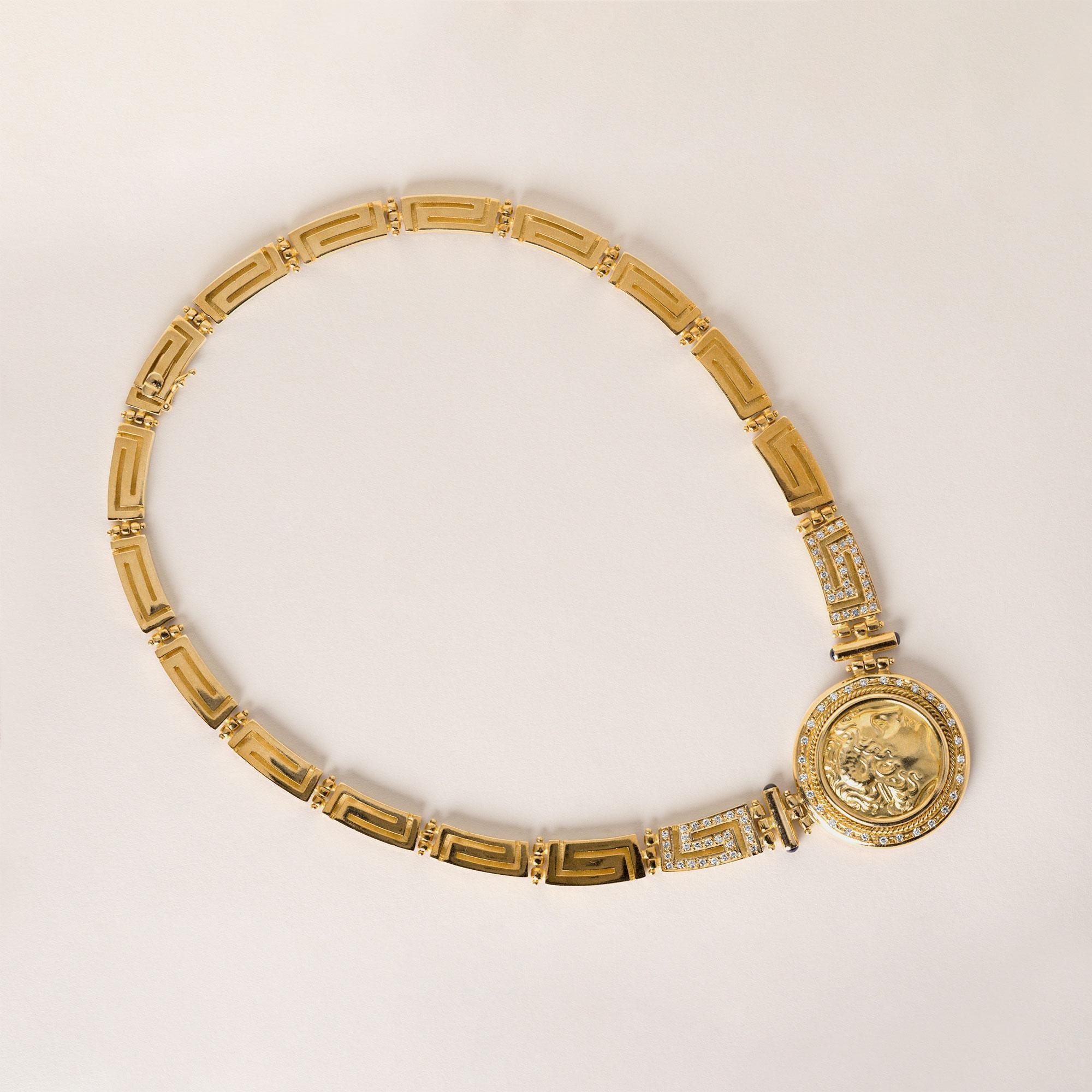 Contemporaneo Vintage By 2 Carats Diamond Medallion Greek Meander Cameo Collana in oro 18K in vendita