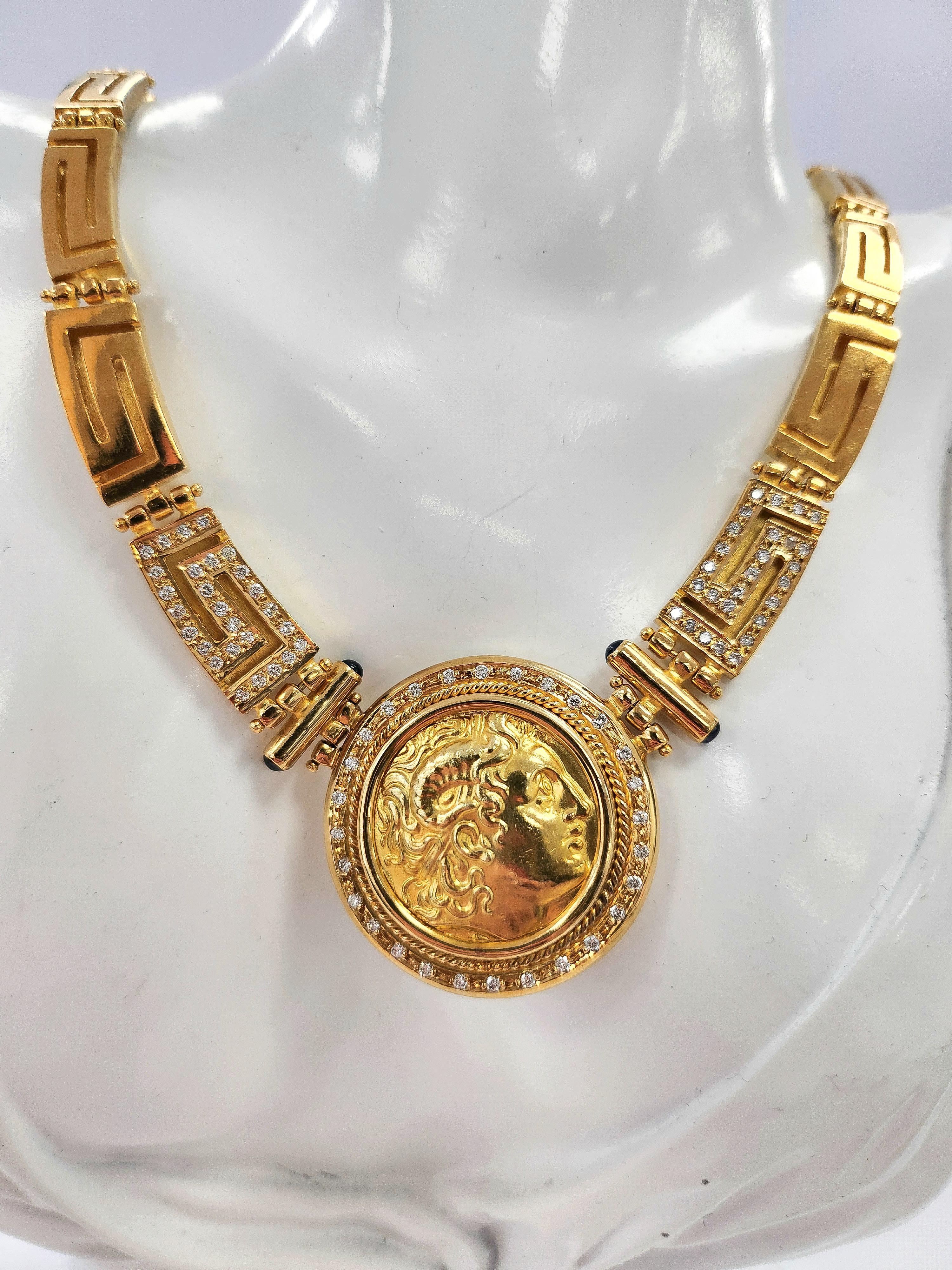 Taglio brillante Vintage By 2 Carats Diamond Medallion Greek Meander Cameo Collana in oro 18K in vendita