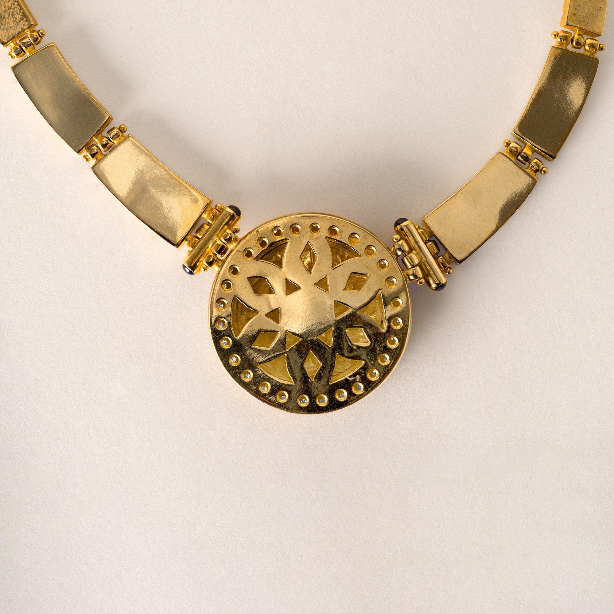 Vintage By 2 Carats Diamond Medallion Greek Meander Cameo Collana in oro 18K in vendita 1