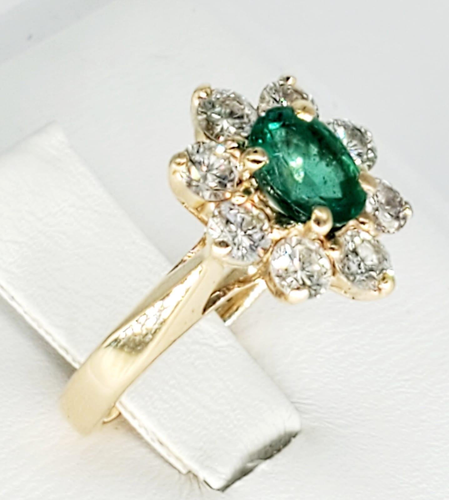 Vintage 2 Karat Smaragd und Diamanten Blumen-Cluster-Ring 14 Karat im Zustand „Hervorragend“ im Angebot in Miami, FL