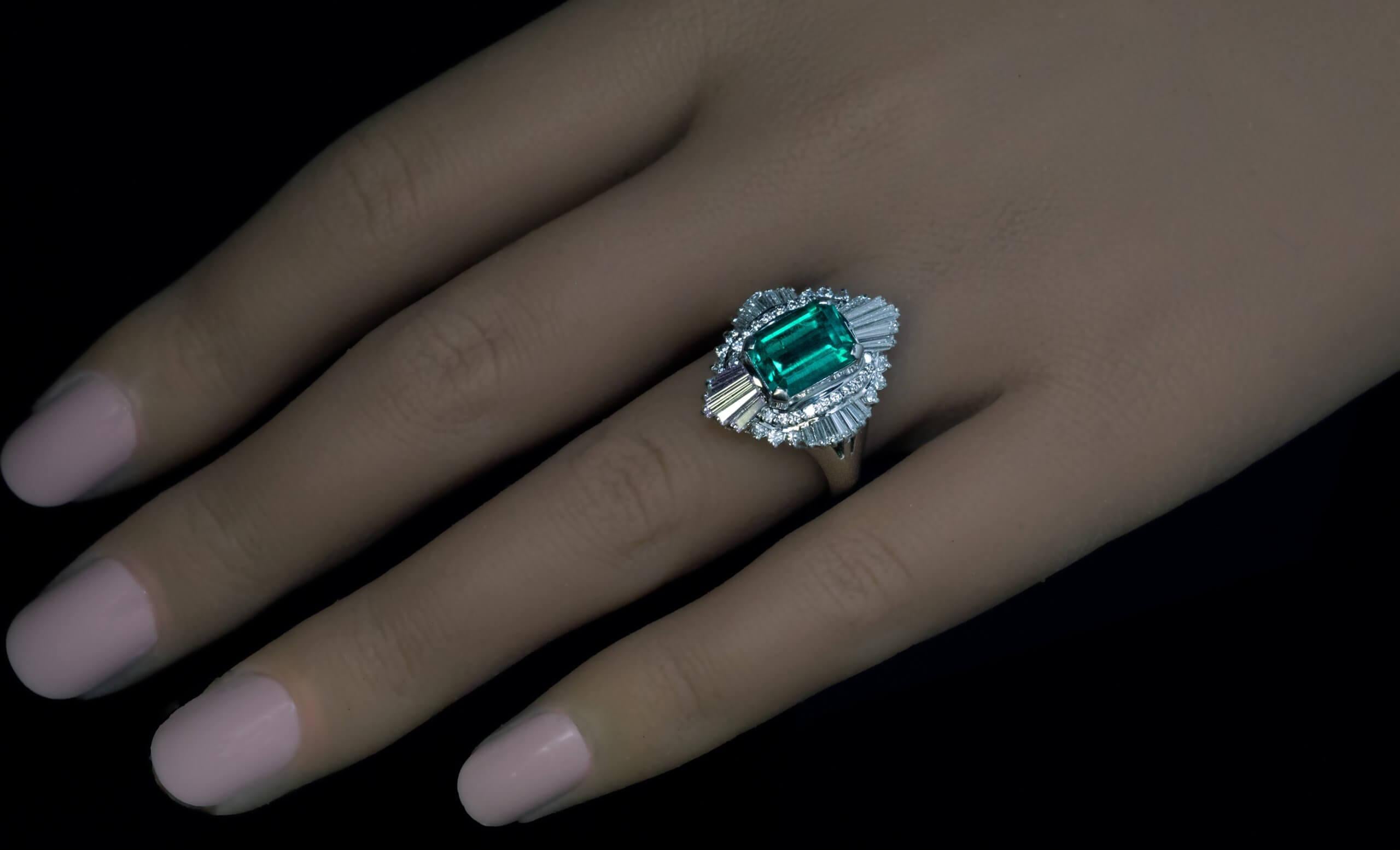 Vintage 2 Ct Colombian Emerald Diamond Engagement Ring In Excellent Condition For Sale In Chicago, IL