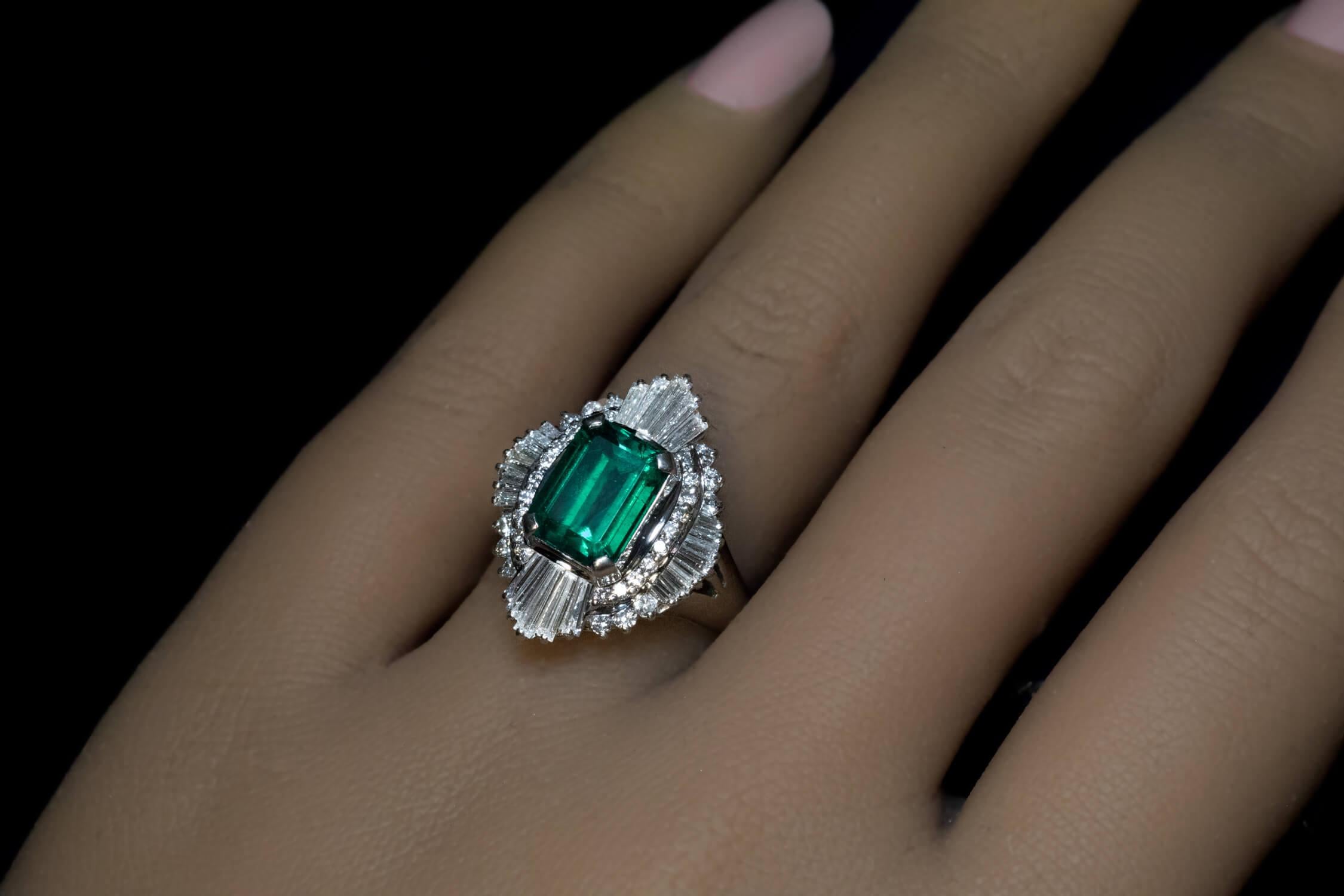 Women's Vintage 2 Ct Colombian Emerald Diamond Engagement Ring For Sale