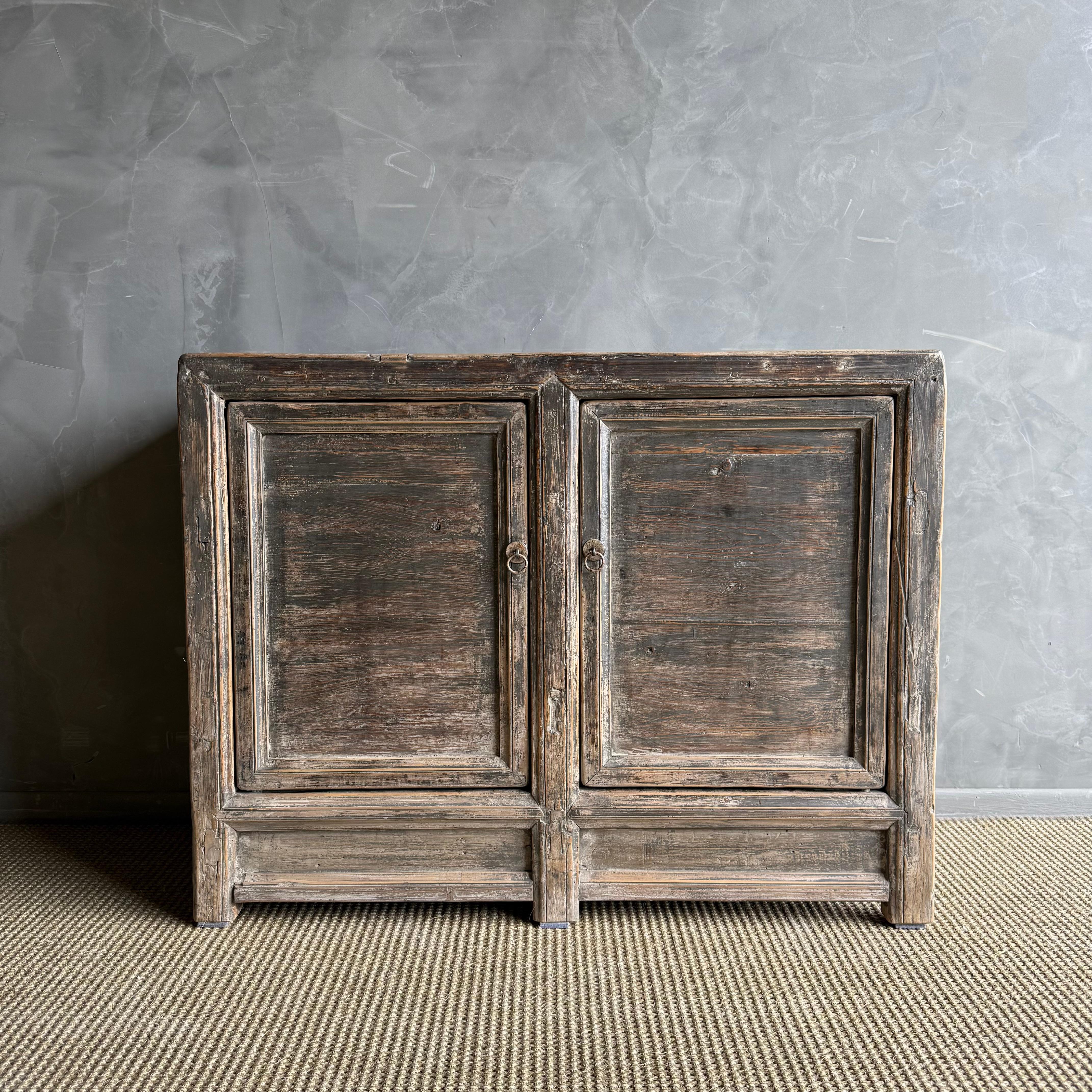 Vintage 2 Tür bemalt Ulme Wood Schrank im Zustand „Gut“ im Angebot in Old Town Orange, CA