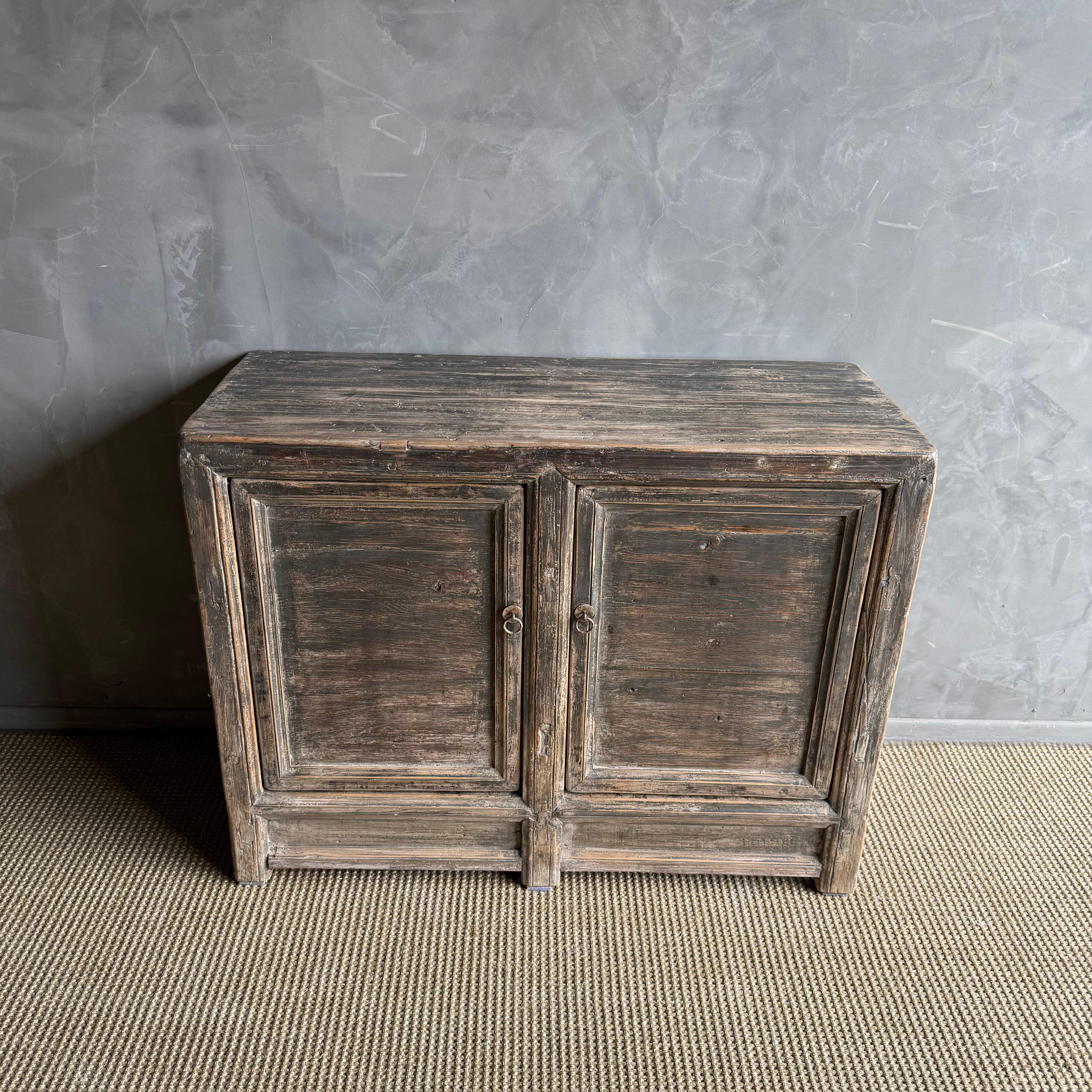 Vintage 2 Tür bemalt Ulme Wood Schrank (20. Jahrhundert) im Angebot