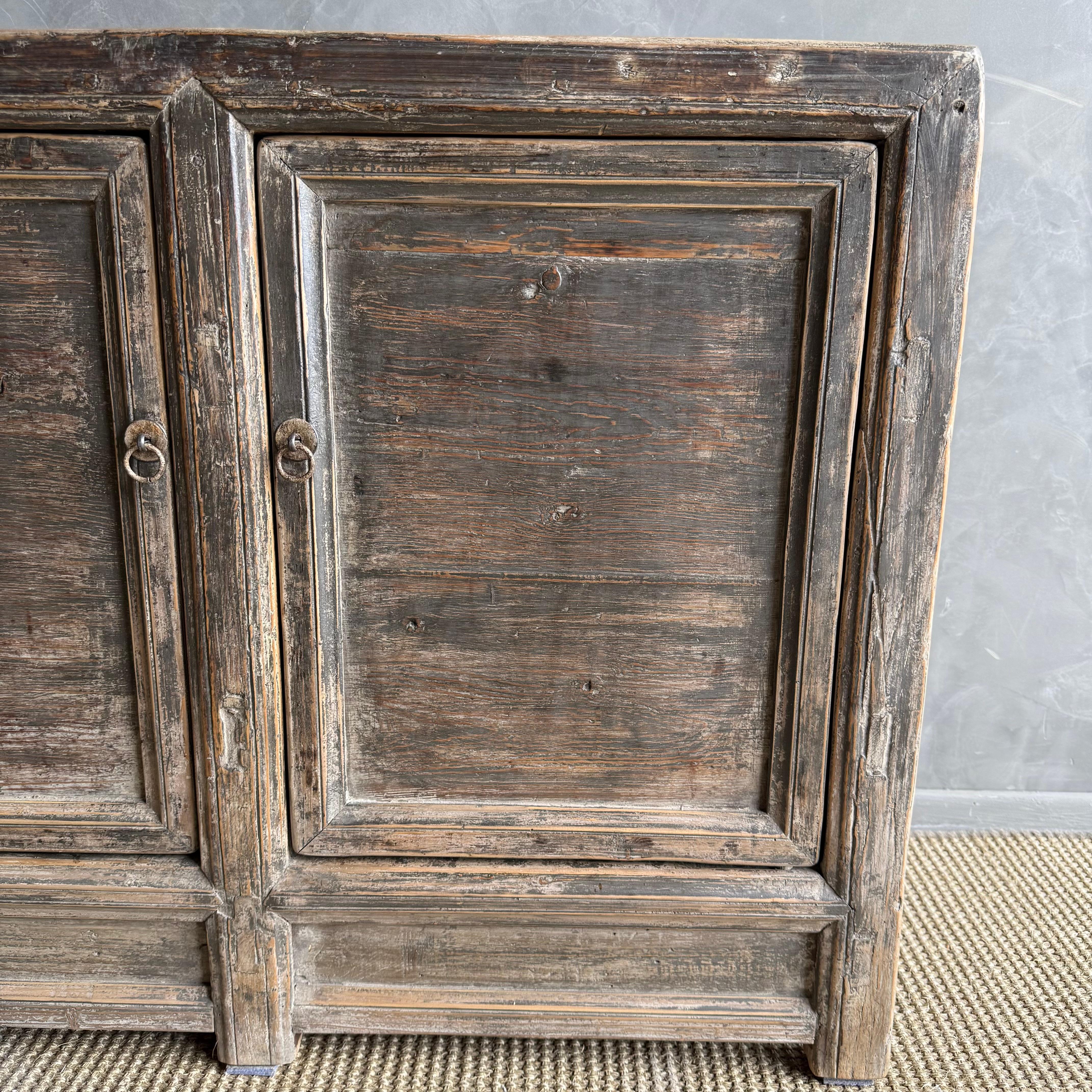 Vintage 2 Tür bemalt Ulme Wood Schrank (Holz) im Angebot