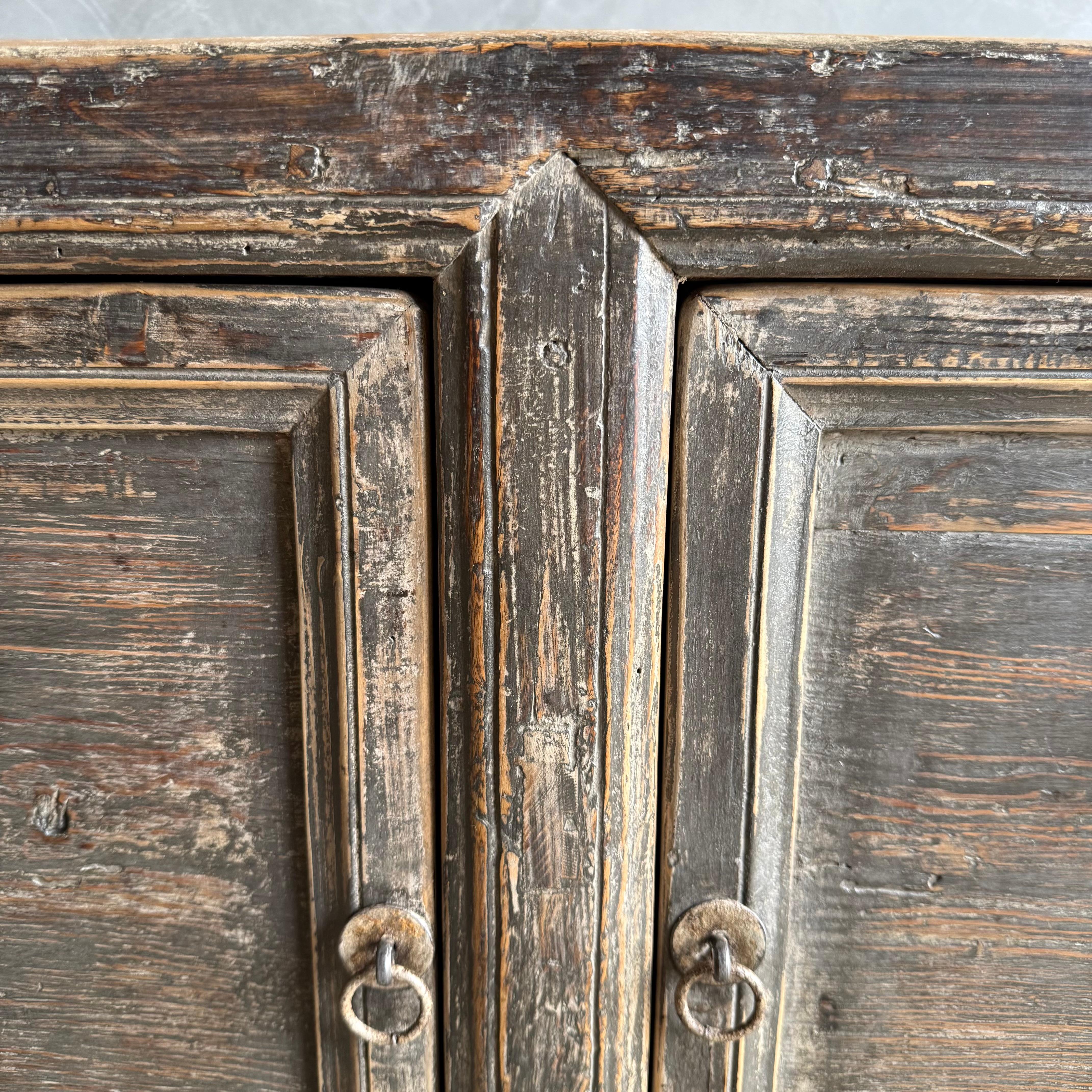 Vintage 2 Tür bemalt Ulme Wood Schrank im Angebot 1