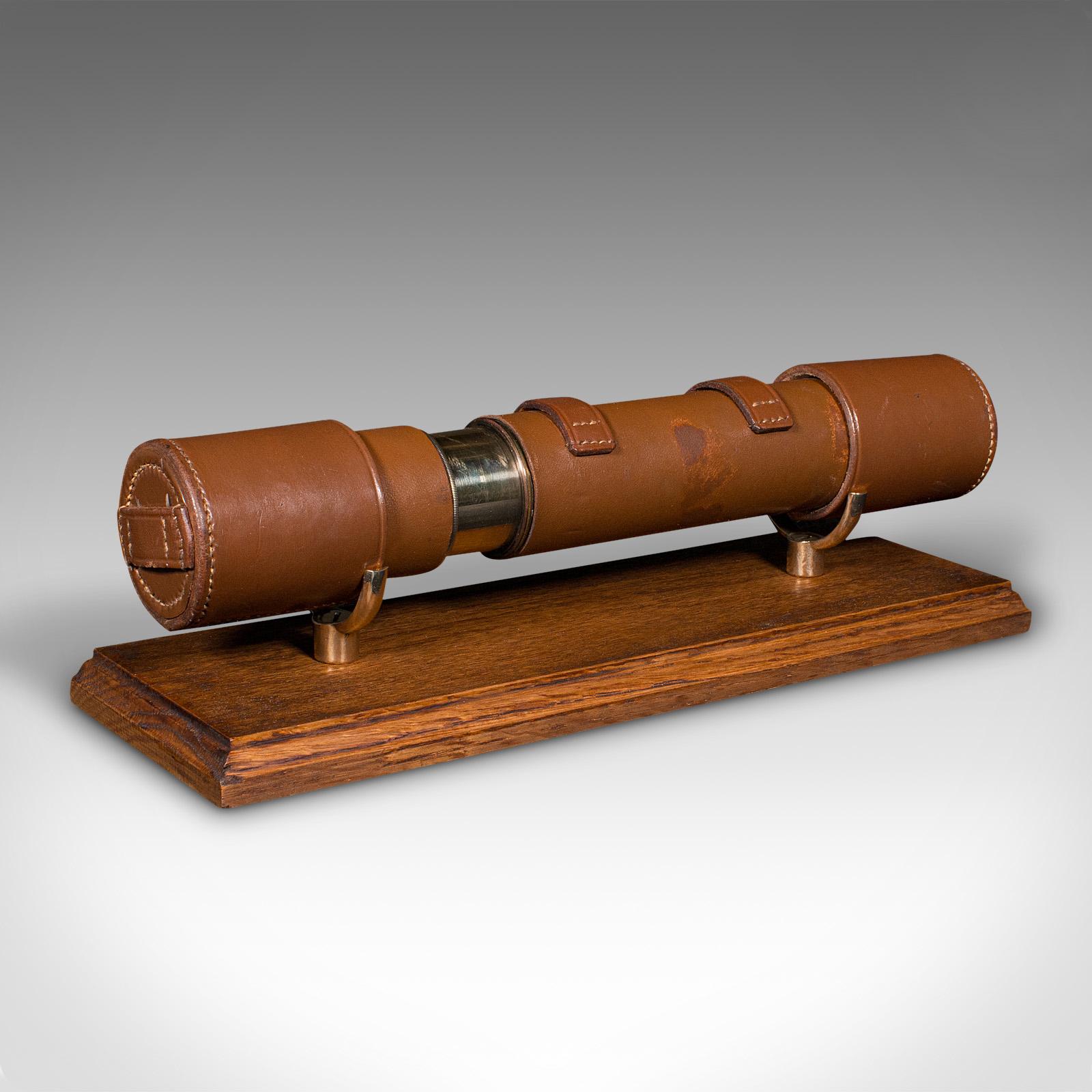 
Si tratta di un telescopio d'epoca a 2 estrazioni. Un rifrattore terrestre inglese, in pelle e ottone, risalente alla metà del XX secolo, circa 1960.

Perfetto per il birdwatching, l'apprezzamento del paesaggio, la fauna selvatica e l'osservazione