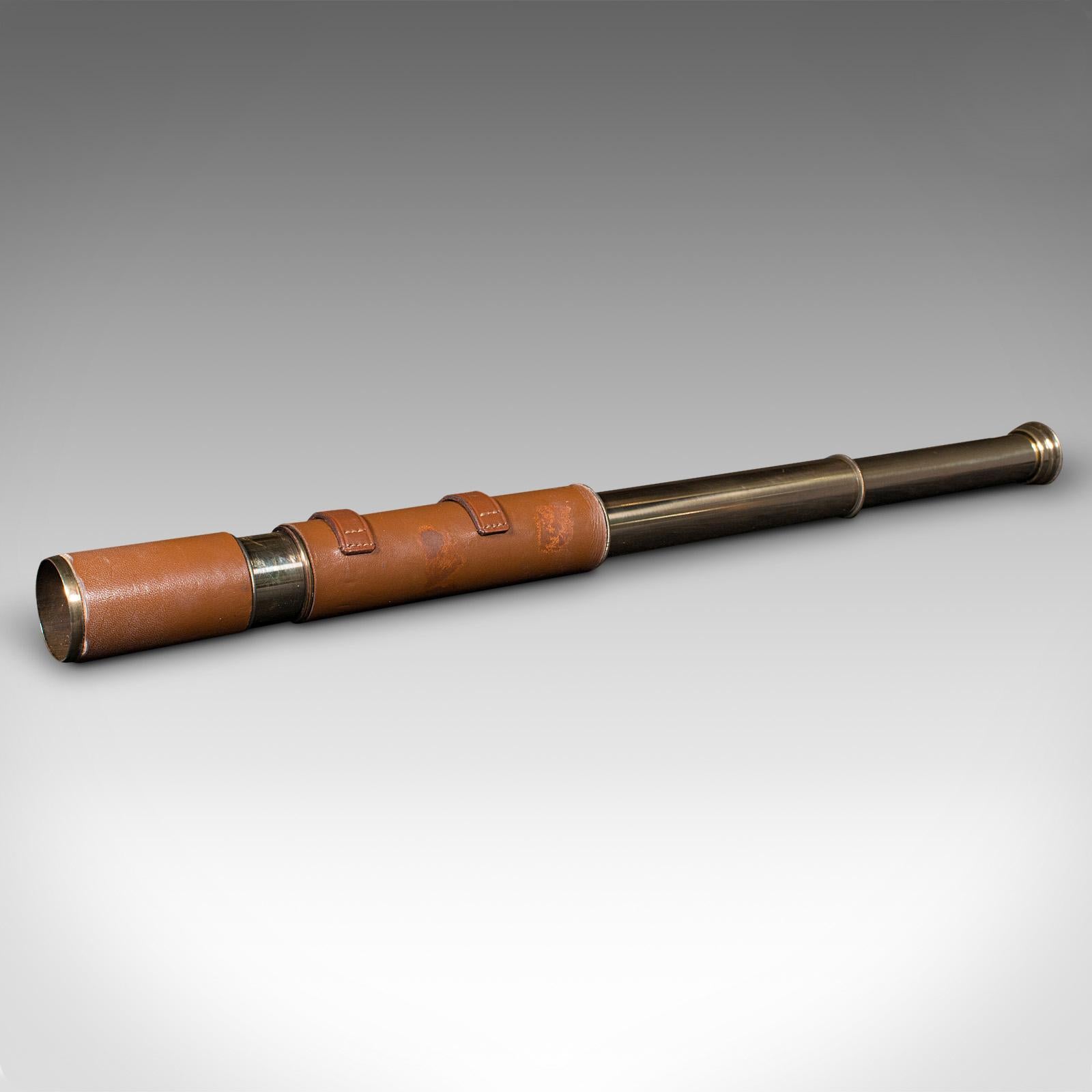 Mid-Century moderno Telescopio d'epoca a 2 estrazioni, inglese, in pelle, ottone, rifrattore terrestre, C.C. 1960 in vendita