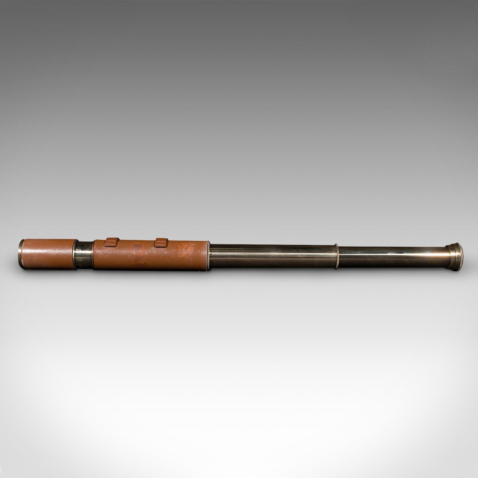 Britannico Telescopio d'epoca a 2 estrazioni, inglese, in pelle, ottone, rifrattore terrestre, C.C. 1960 in vendita