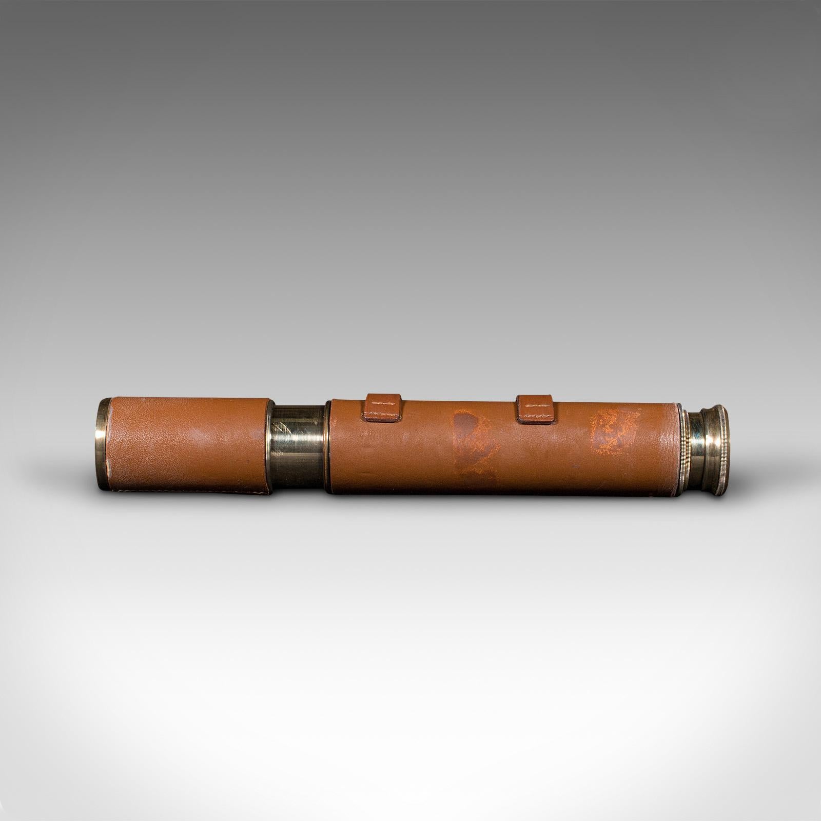 Telescopio d'epoca a 2 estrazioni, inglese, in pelle, ottone, rifrattore terrestre, C.C. 1960 In condizioni buone in vendita a Hele, Devon, GB