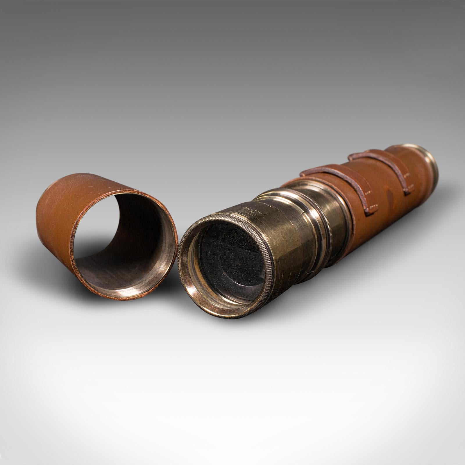 XX secolo Telescopio d'epoca a 2 estrazioni, inglese, in pelle, ottone, rifrattore terrestre, C.C. 1960 in vendita