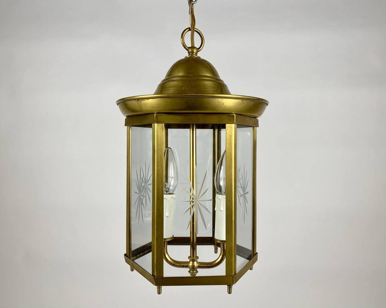 Lustre artisanal vintage - lanterne pour deux points lumineux fabriqué dans les années 1980. 

La lanterne de plafond est une combinaison étonnante de la garantie du fabricant et du design du luminaire.

L'abat-jour hexagonal est livré avec les