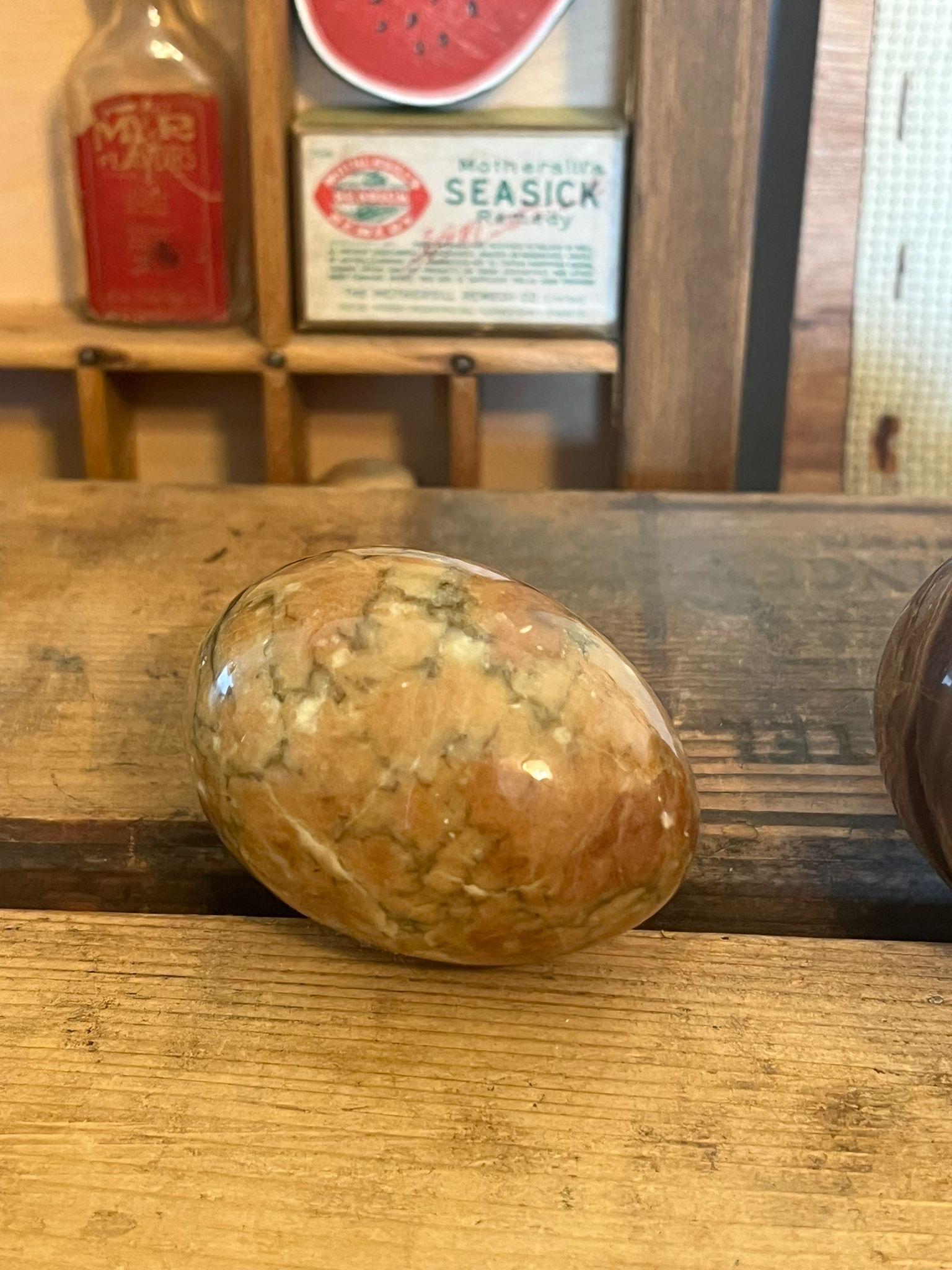Metà XX secolo Vintage 2 uova di marmo in vendita