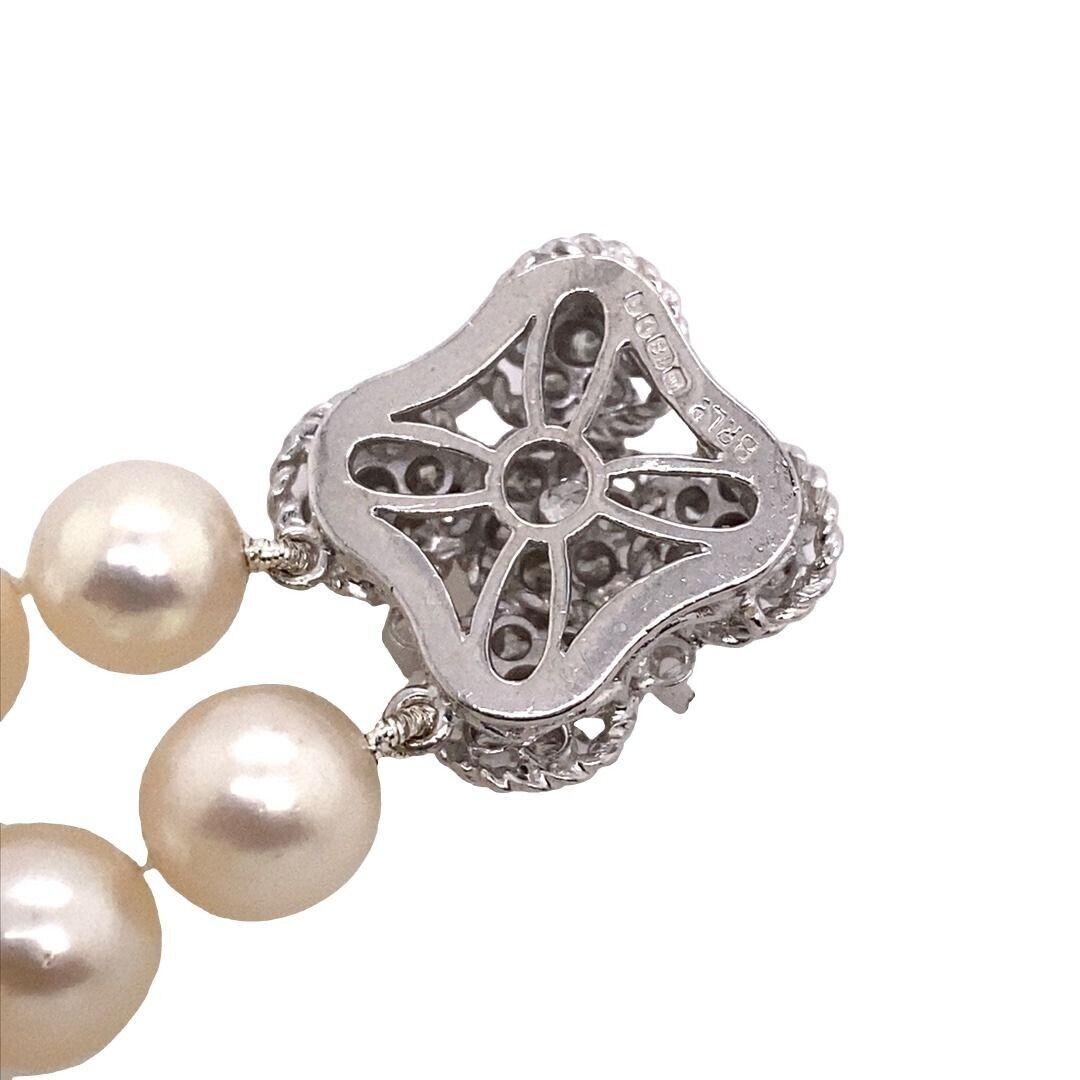 Le collier de perles de culture à deux rangs est tricoté individuellement. Les perles mesurent 8,5 mm et sont parfaites pour toutes les occasions.
Le fermoir en or blanc 18 ct est serti de 0,80 ct de diamants naturels, avec des attaches en forme de