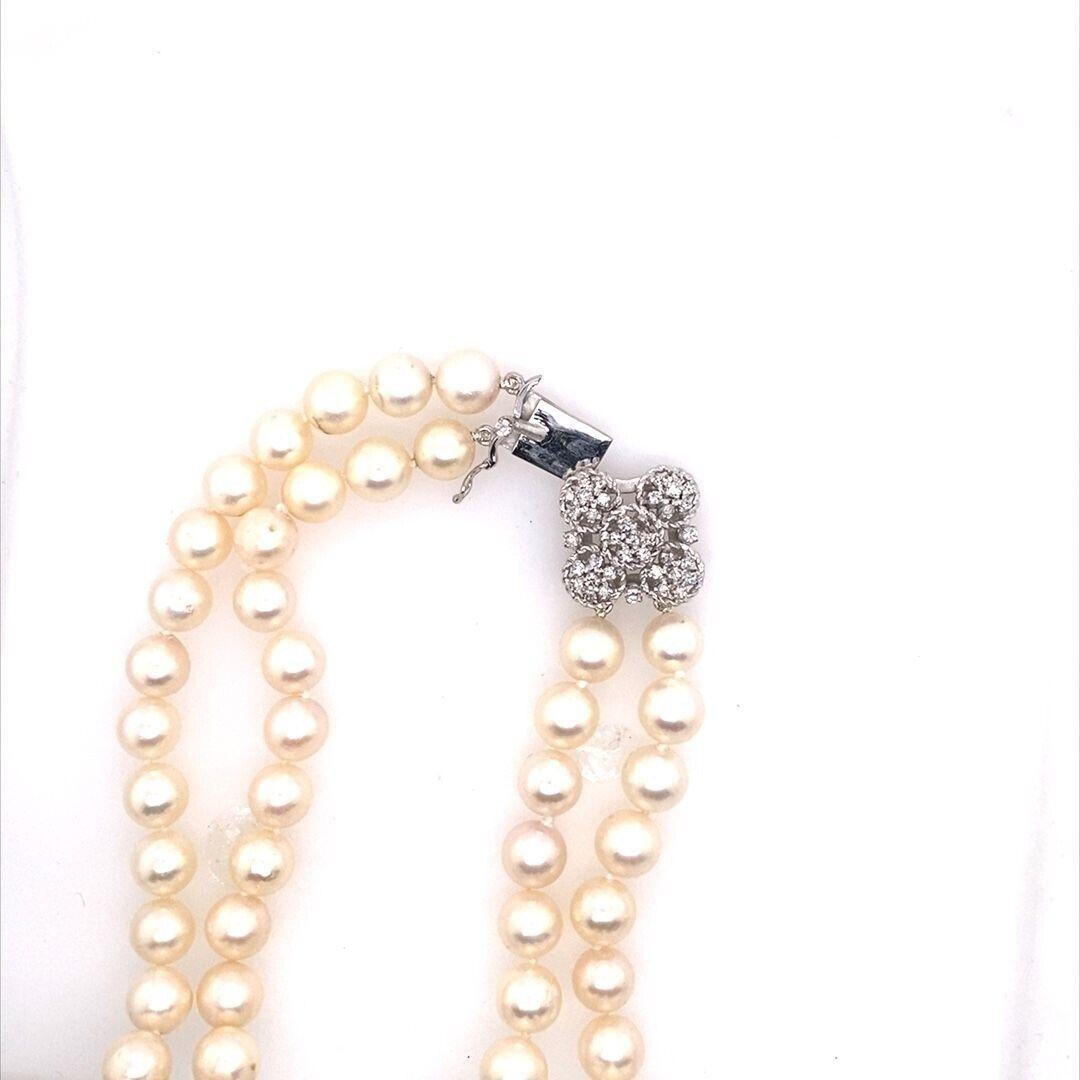 Round Cut Vintage 2 Row Cultured Pearl Necklace Set in 18ct Gold Diamond Clasp For Sale