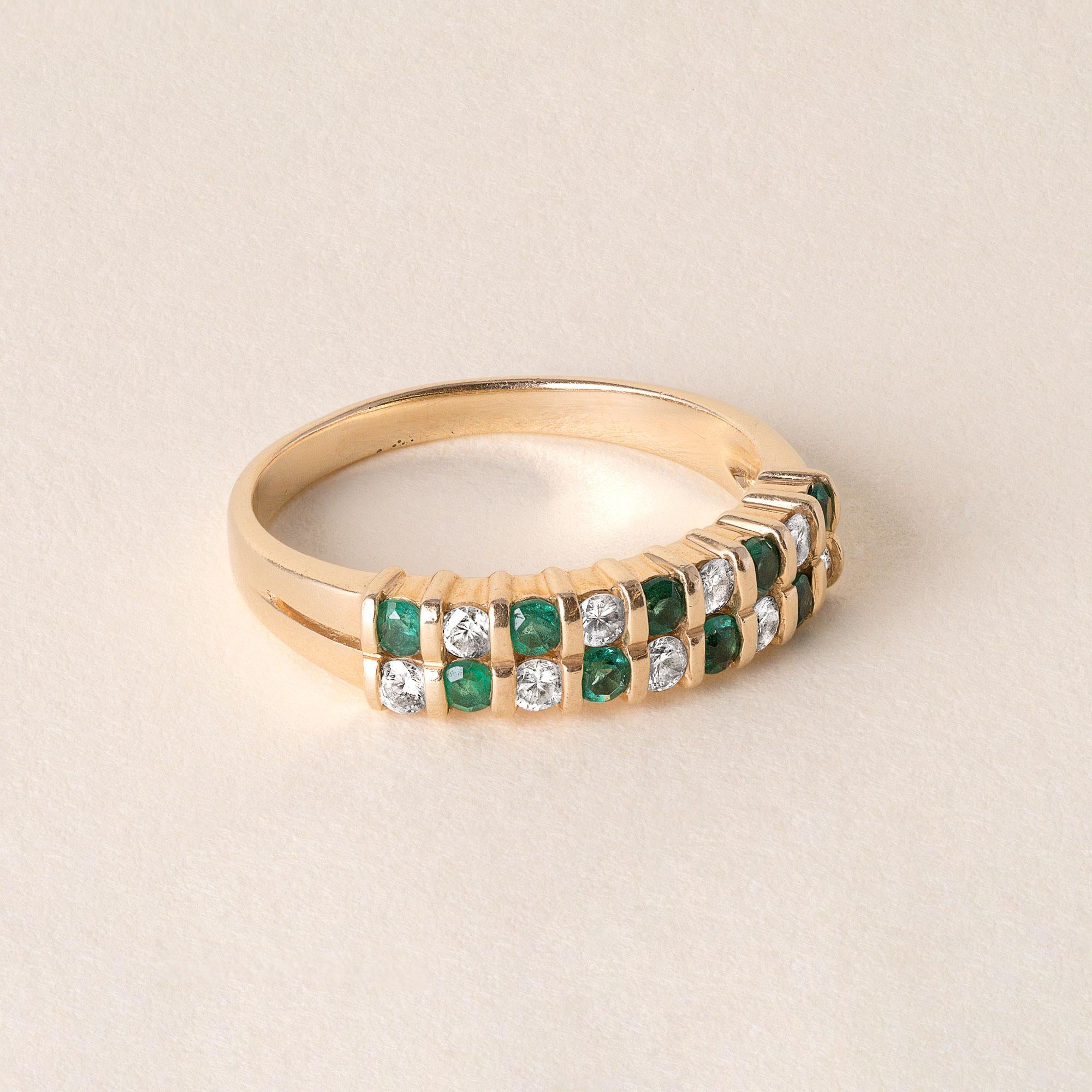 Vintage 2 row band circa 1980
9 �émeraudes rondes interchangées avec 9 diamants ronds de taille brillante
Poids des émeraudes ~0,22 carats
Poids du diamant ~0,27 carats E-F SI
Les pierres sont serties sous tension en or jaune
Bande de 4 mm et point
