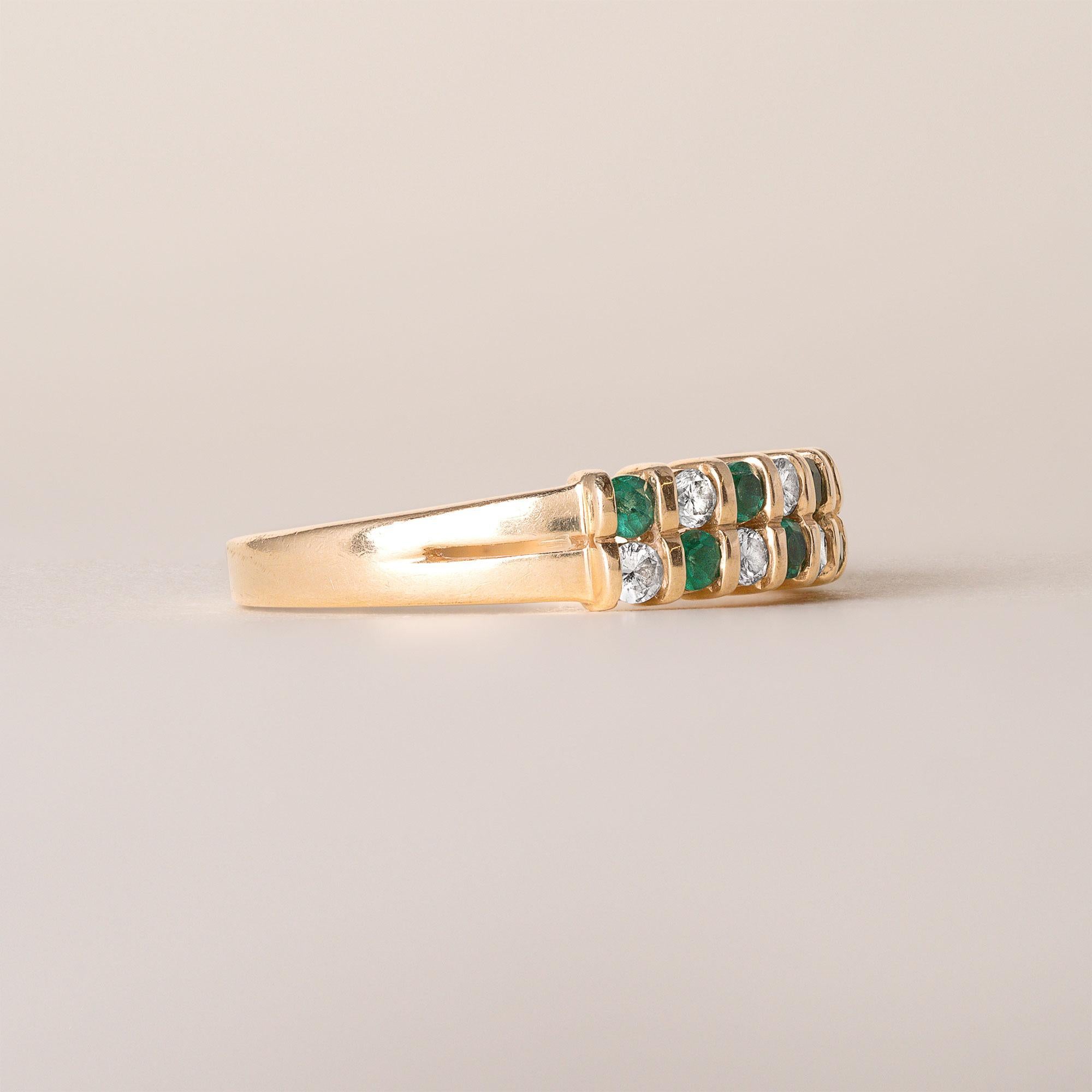 Moderne Vintage 2 Row Emerald and Diamond Tenison Set Ring Band 14K Yellow Gold en vente
