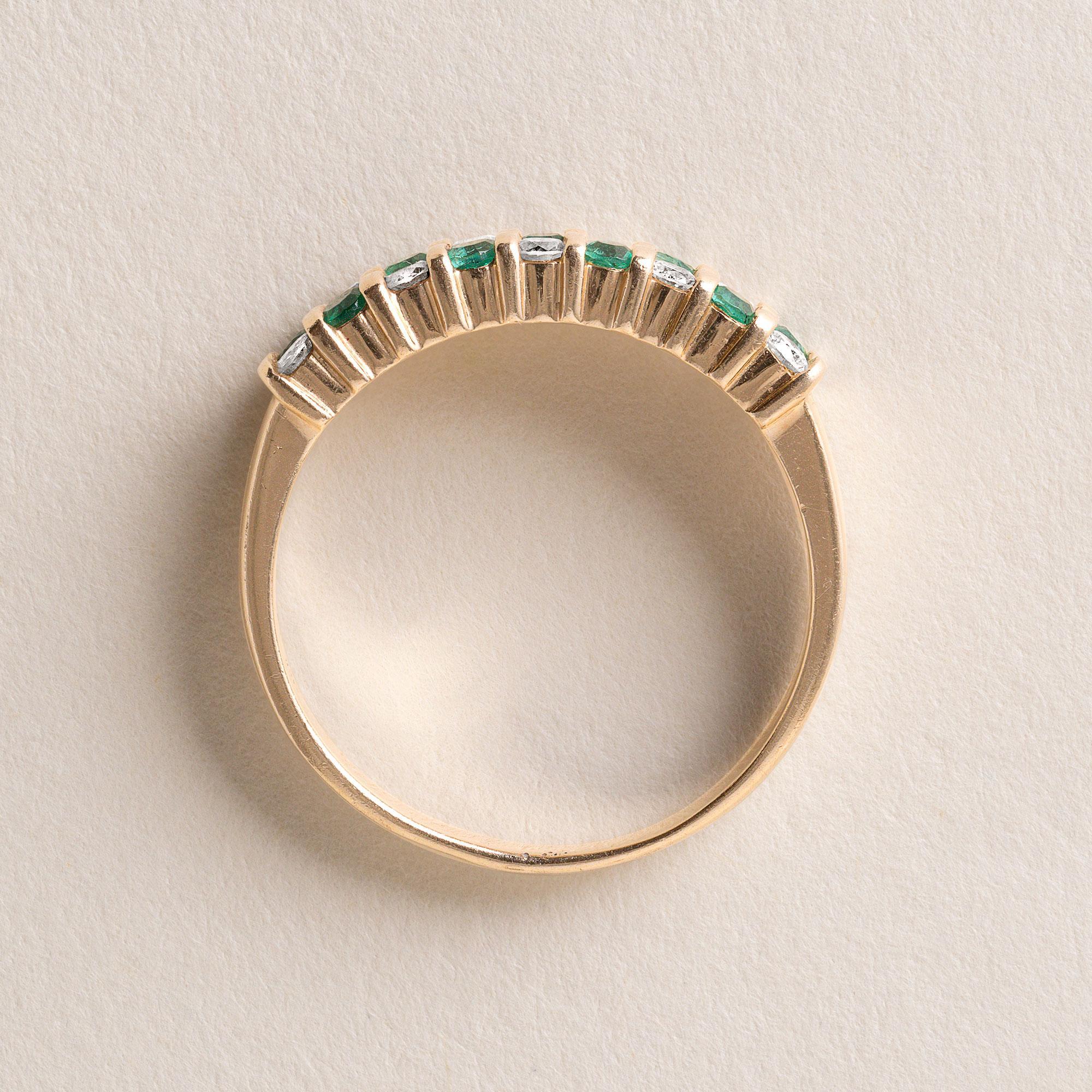 Vintage 2 Row Emerald and Diamond Tenison Set Ring Band 14K Yellow Gold Bon état - En vente à Los Angeles, CA