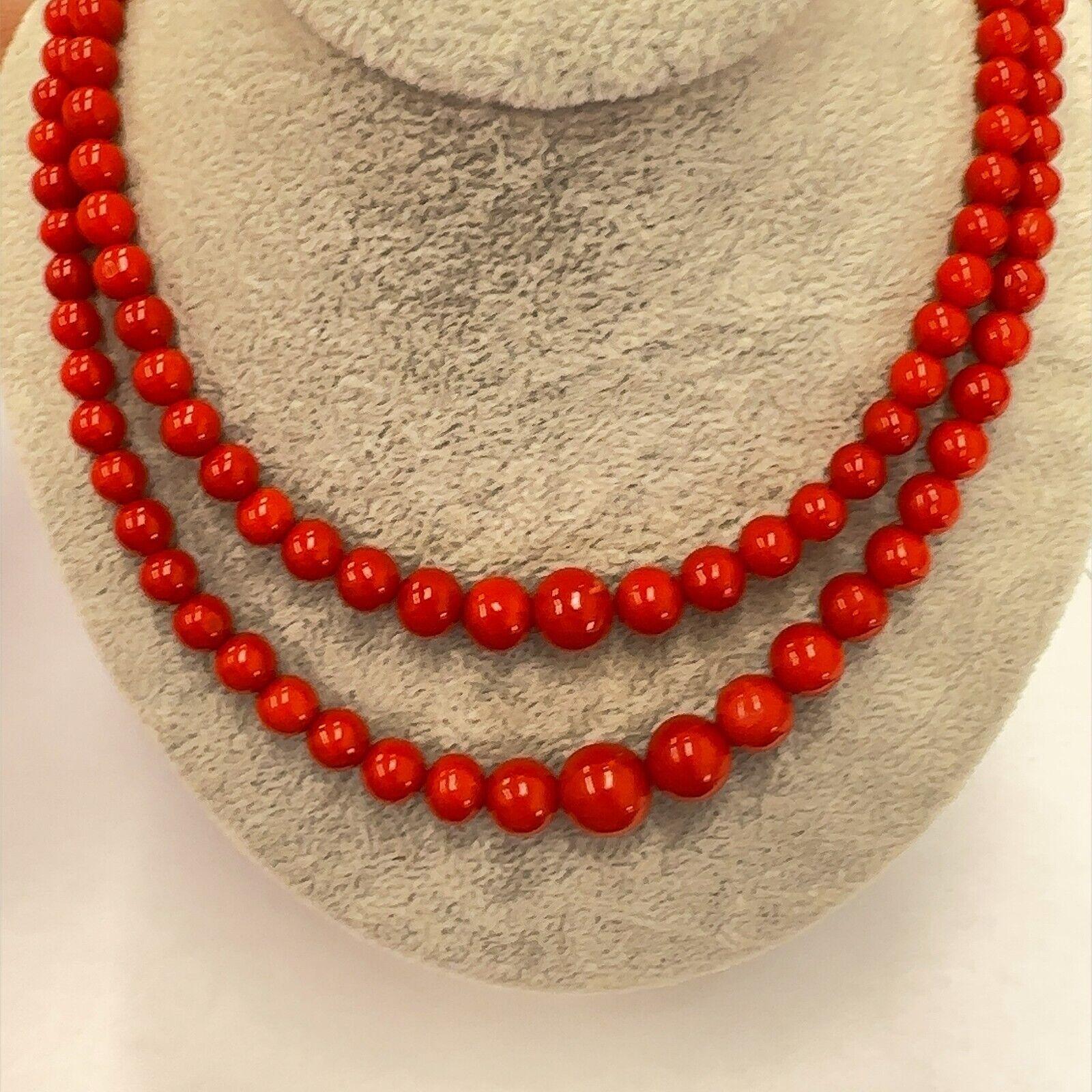 Vintage 2-reihige abgestufte rote Korallen-Halskette mit 14 Karat Goldschließe (Art déco) im Angebot