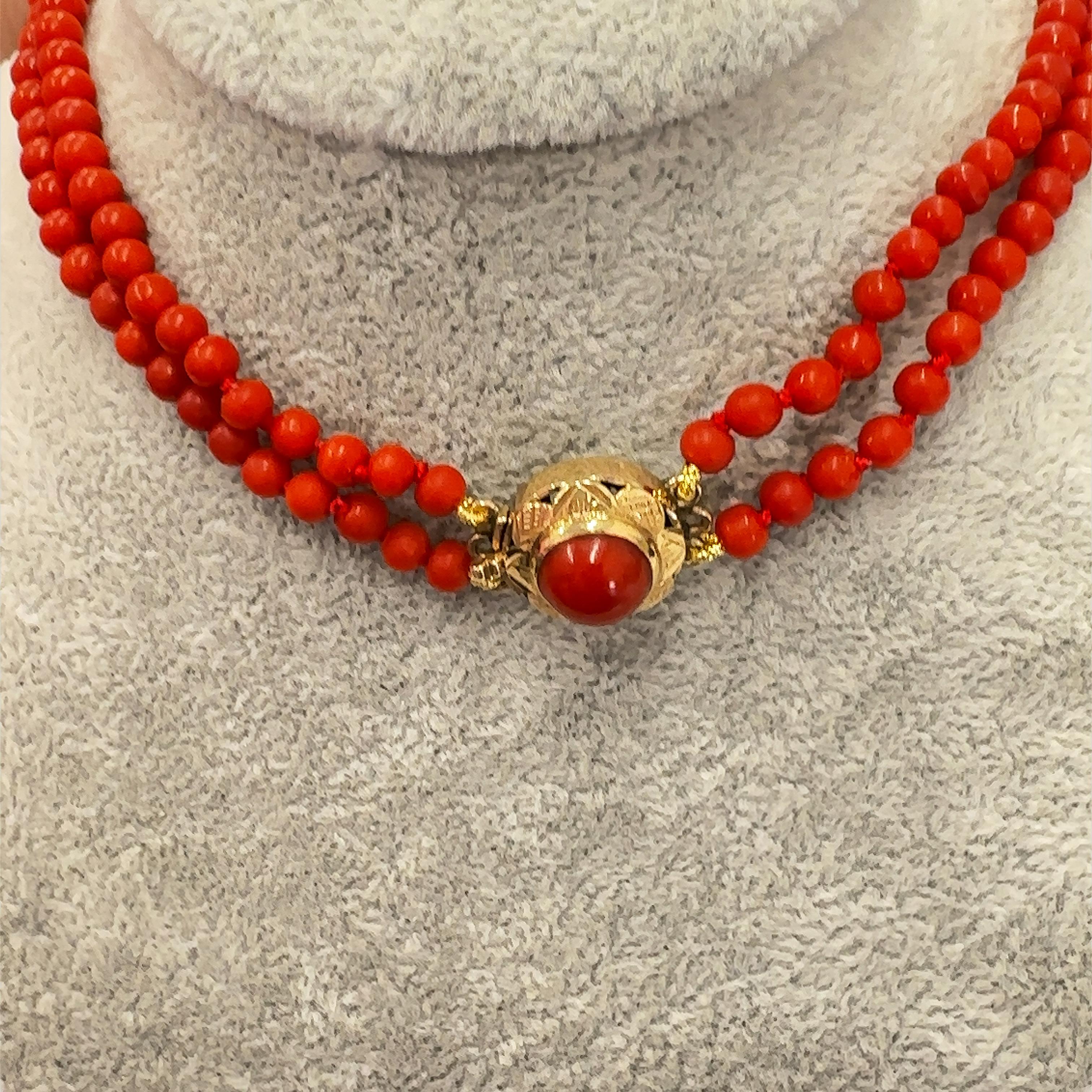 Vintage 2-reihige abgestufte rote Korallen-Halskette mit 14 Karat Goldschließe (Rundschliff) im Angebot