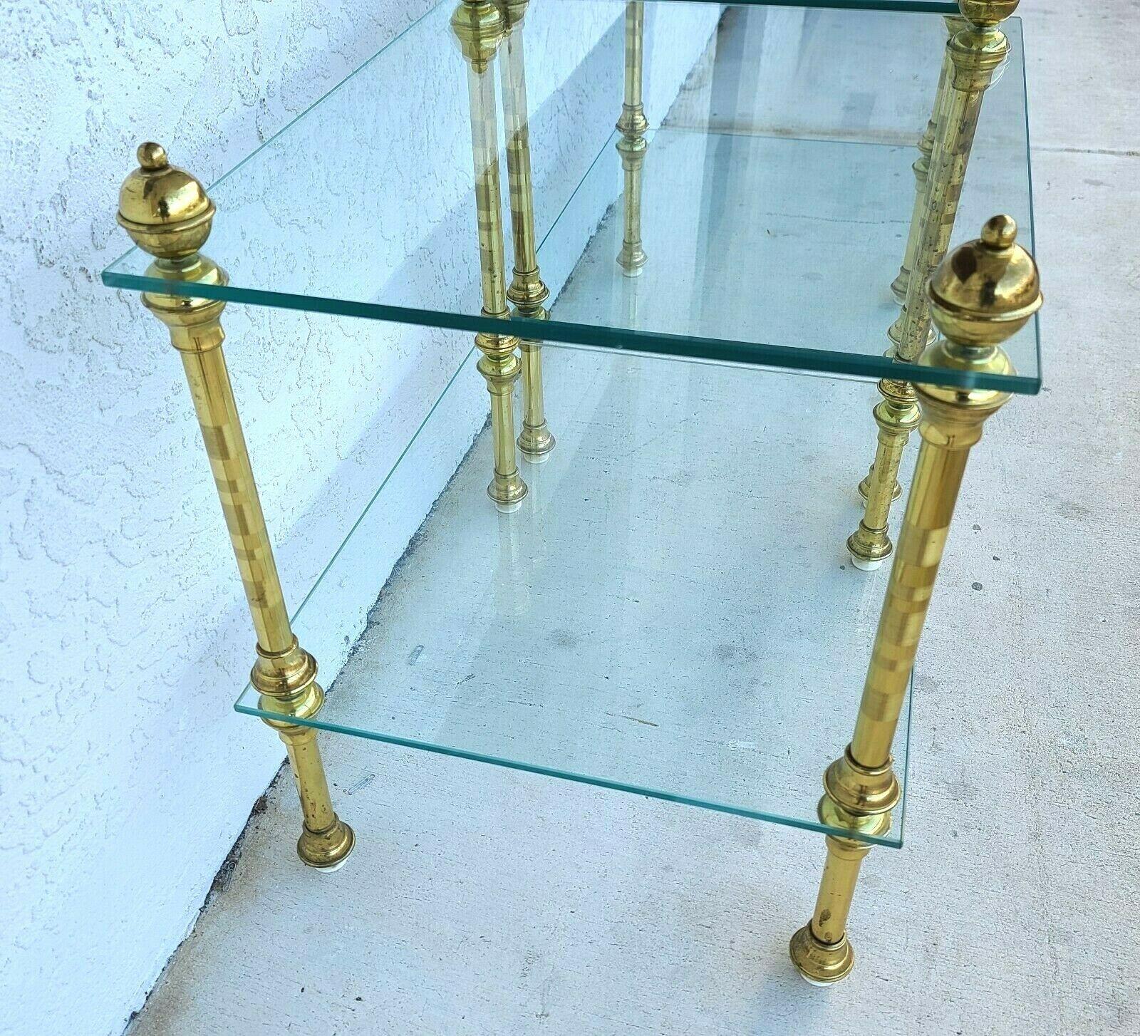 XX secolo Comodini d'epoca a 2 livelli in ottone e vetro, set di 2 in vendita
