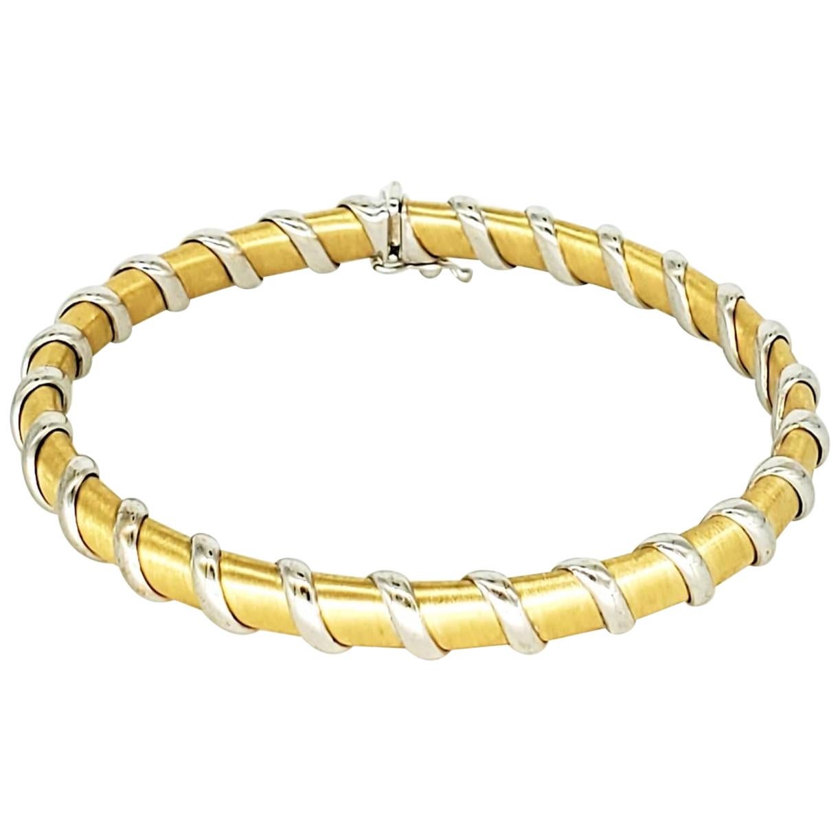 Bracelet jonc vintage bicolore en or 18 carats 750 avec finition en satin et tourbillons en vente