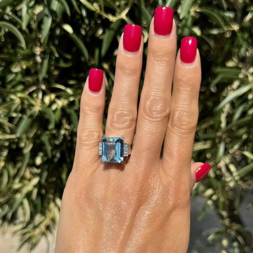 Vintage 20 Carat Emerald Cut Aquamarine and RBC Diamond Gold Retro Ring In Excellent Condition For Sale In Montreal, QC