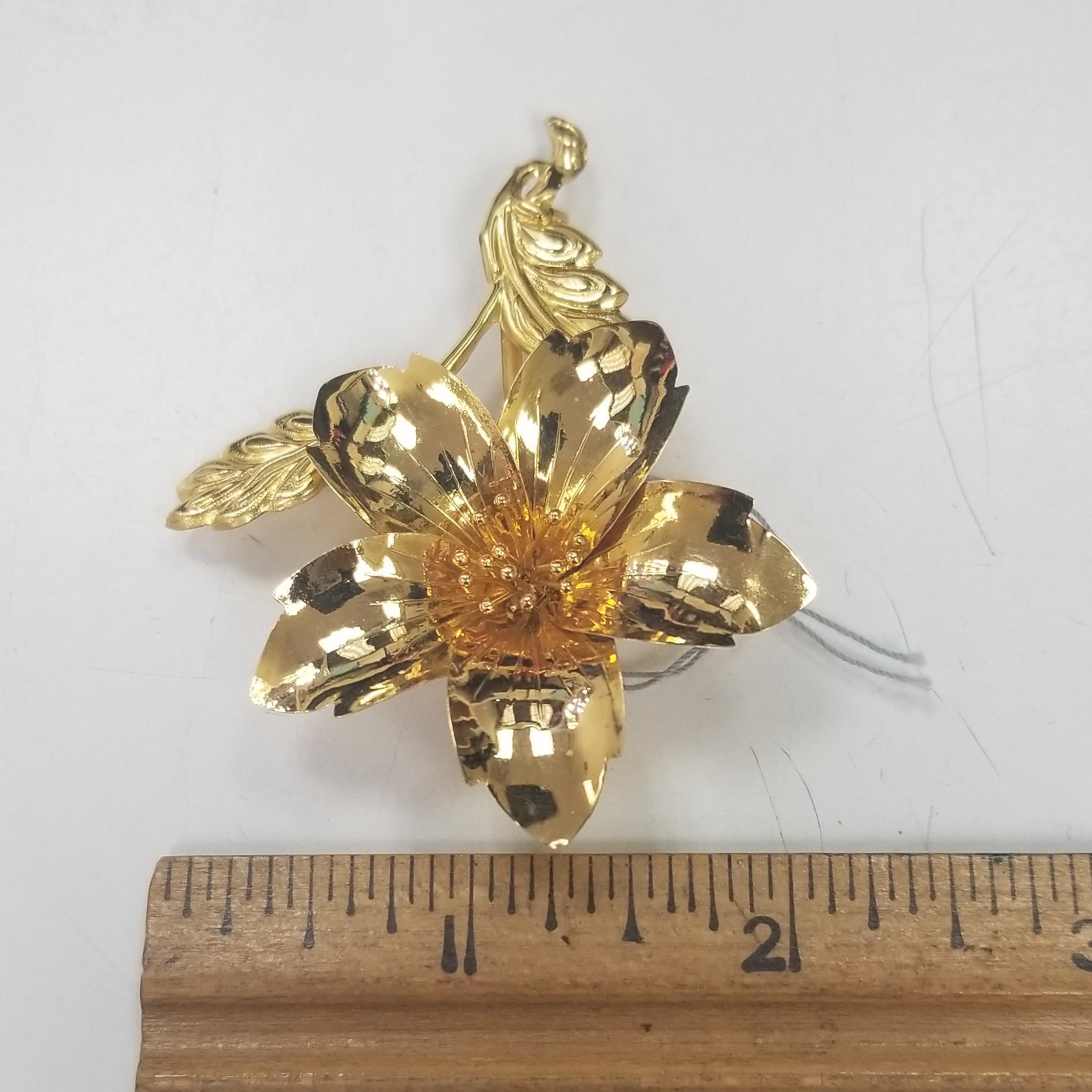 Vintage 20 Karat Yellow Gold Flower Pin Brooch 5.3gr In Excellent Condition For Sale In Los Angeles, CA