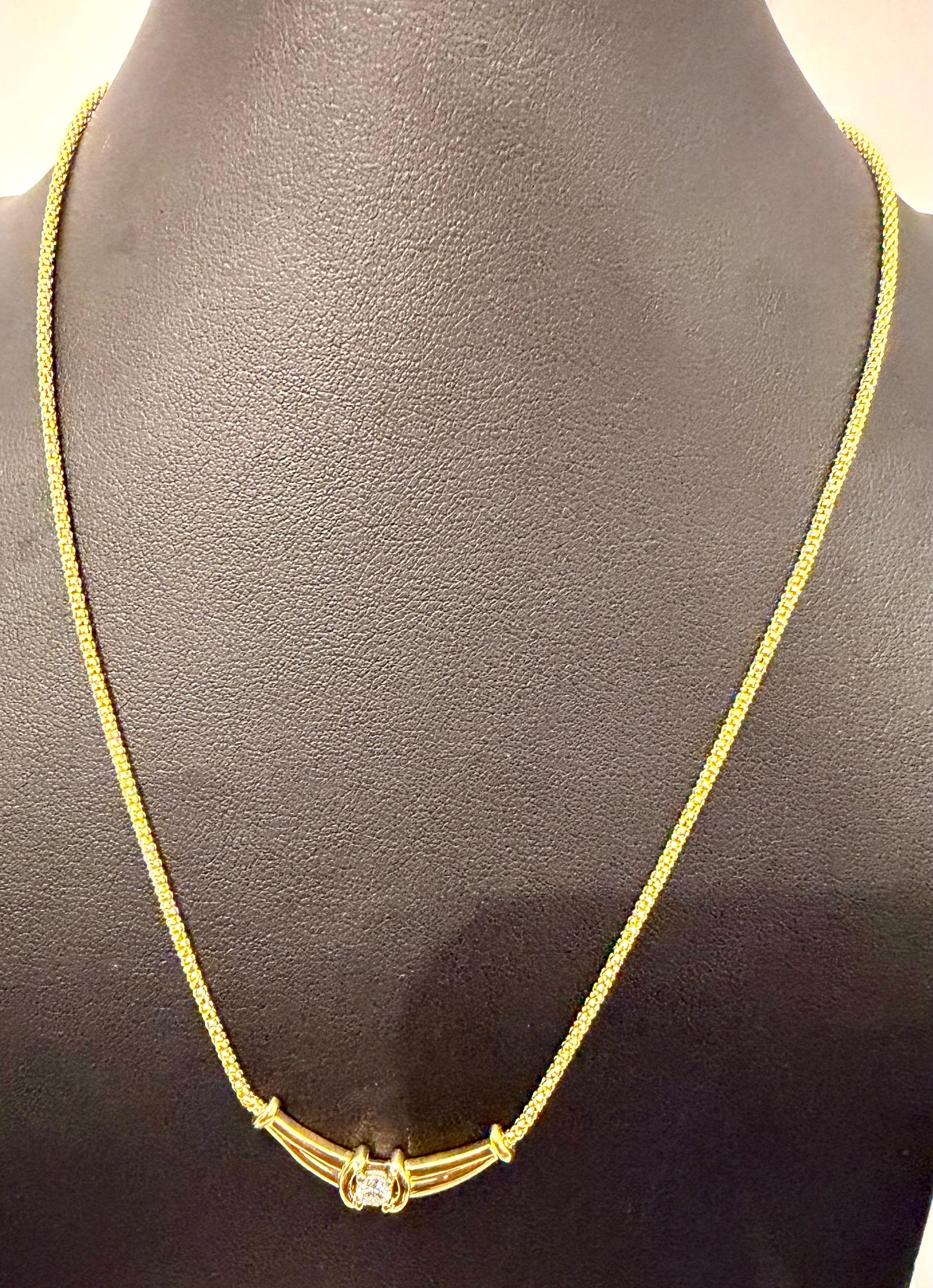 Vintage 20 Pointer White Diamond Halskette 14 Karat Gelbgold, 18 Zoll lang
20 Zeiger Solitär-Diamant in der Mitte des Anhängers Platte  beidseitig an einer Kette aus 14 Karat Gelbgold befestigt.
Die Länge der Kette beträgt ca. 18 Zoll und sitzt sehr