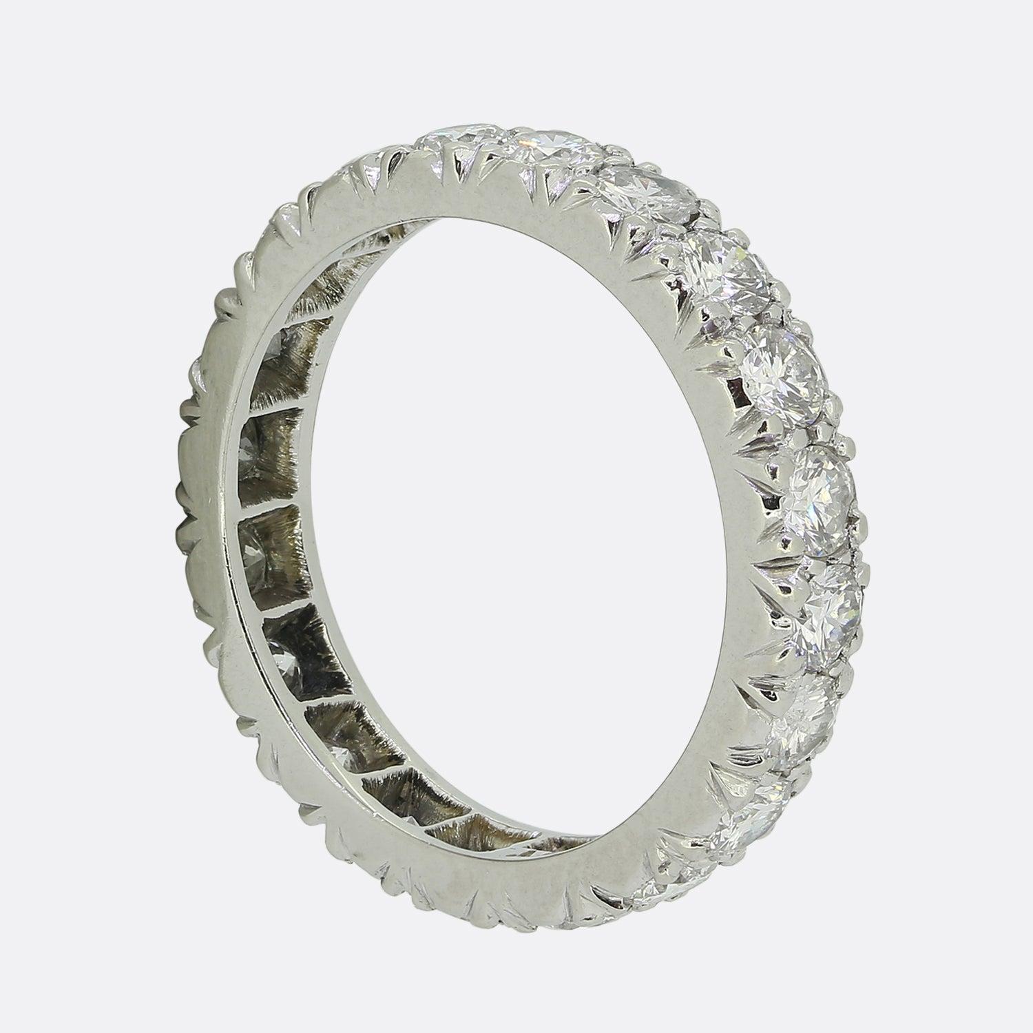 Hier haben wir einen fabelhaften Diamantring für die Ewigkeit. Das Schmuckstück ist aus Platin gefertigt und zeigt eine einzelne Reihe von zwanzig runden Diamanten im Brillantschliff, die einzeln um den gesamten Ring herum gefasst sind. Alle Steine