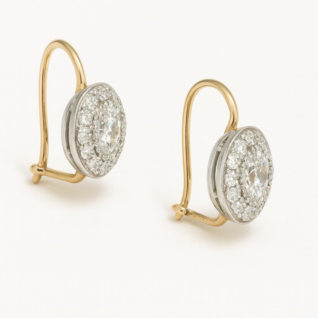 Diese tropfenförmigen Vintage-Ohrringe aus der Mitte des Jahrhunderts sind zeitlos elegant und funkeln beträchtlich. In ihrer Mitte befindet sich ein Paar von Diamanten im alten europäischen Schliff mit einem Gesamtgewicht von etwa 1,50 Karat. Mit