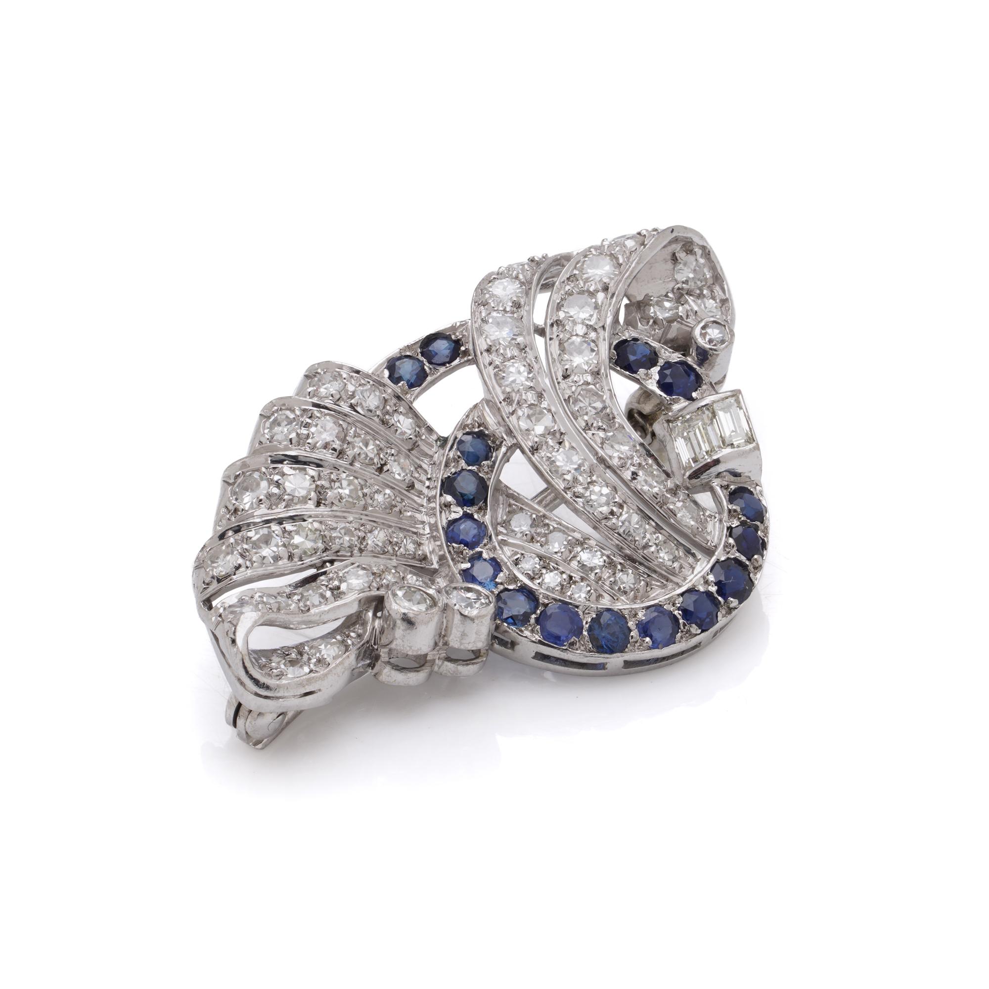 Broche vintage de diamantes y zafiros de 2,00 quilates con diseño de volutas en Bueno estado para la venta en Braintree, GB
