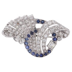 Broche vintage en diamant et saphir de 2,00 ct. à motif de volutes