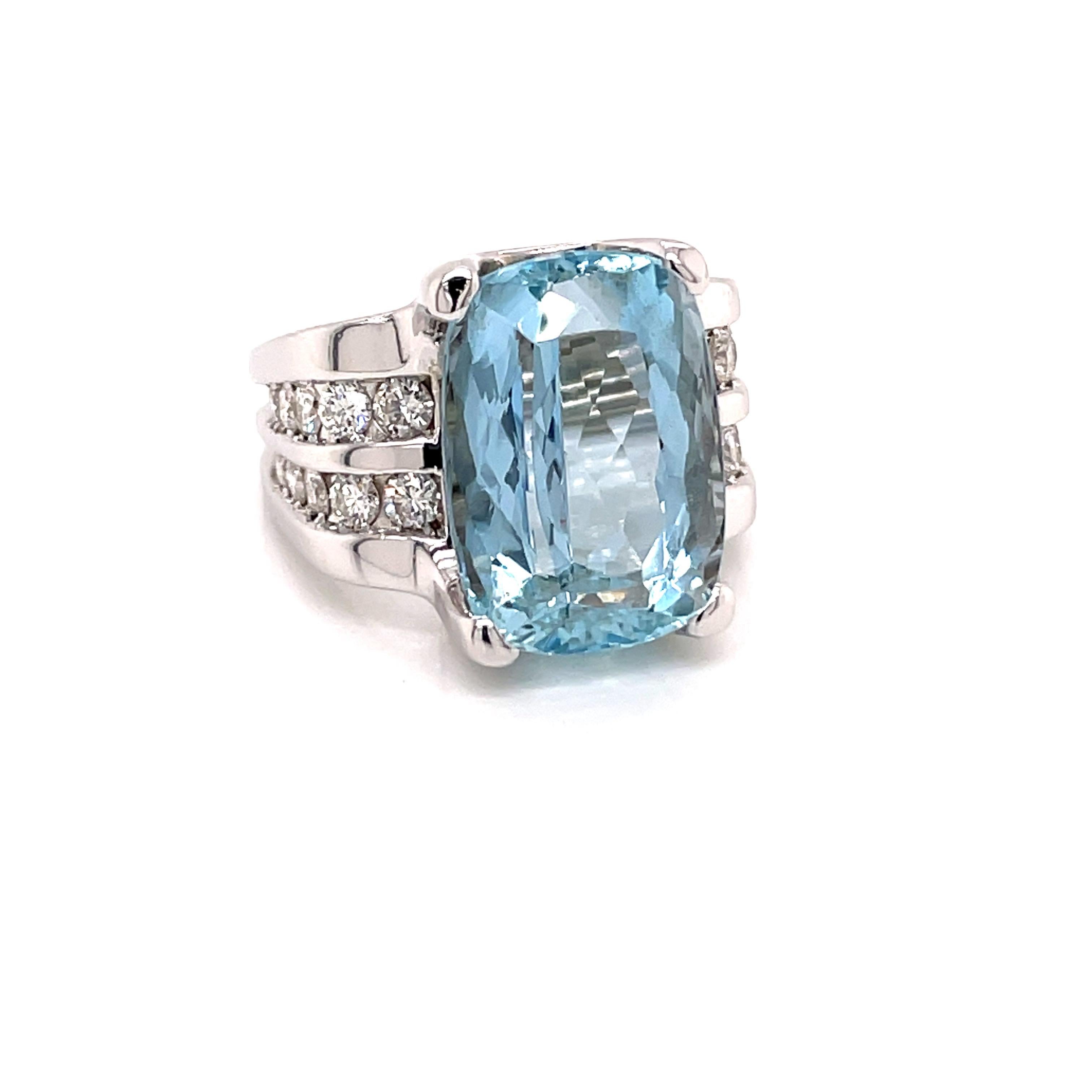 Vintage 2000's 12ct Cushion Cut Aquamarin Ring mit Diamanten - Der Aquamarin wiegt etwa 12ct und misst 16,9 x 12mm.  Er ist mit 20 runden Brillanten mit einem Gewicht von etwa 1,32ct G - H Farbe VS Reinheit akzentuiert.  Die Fassung ist aus 14k